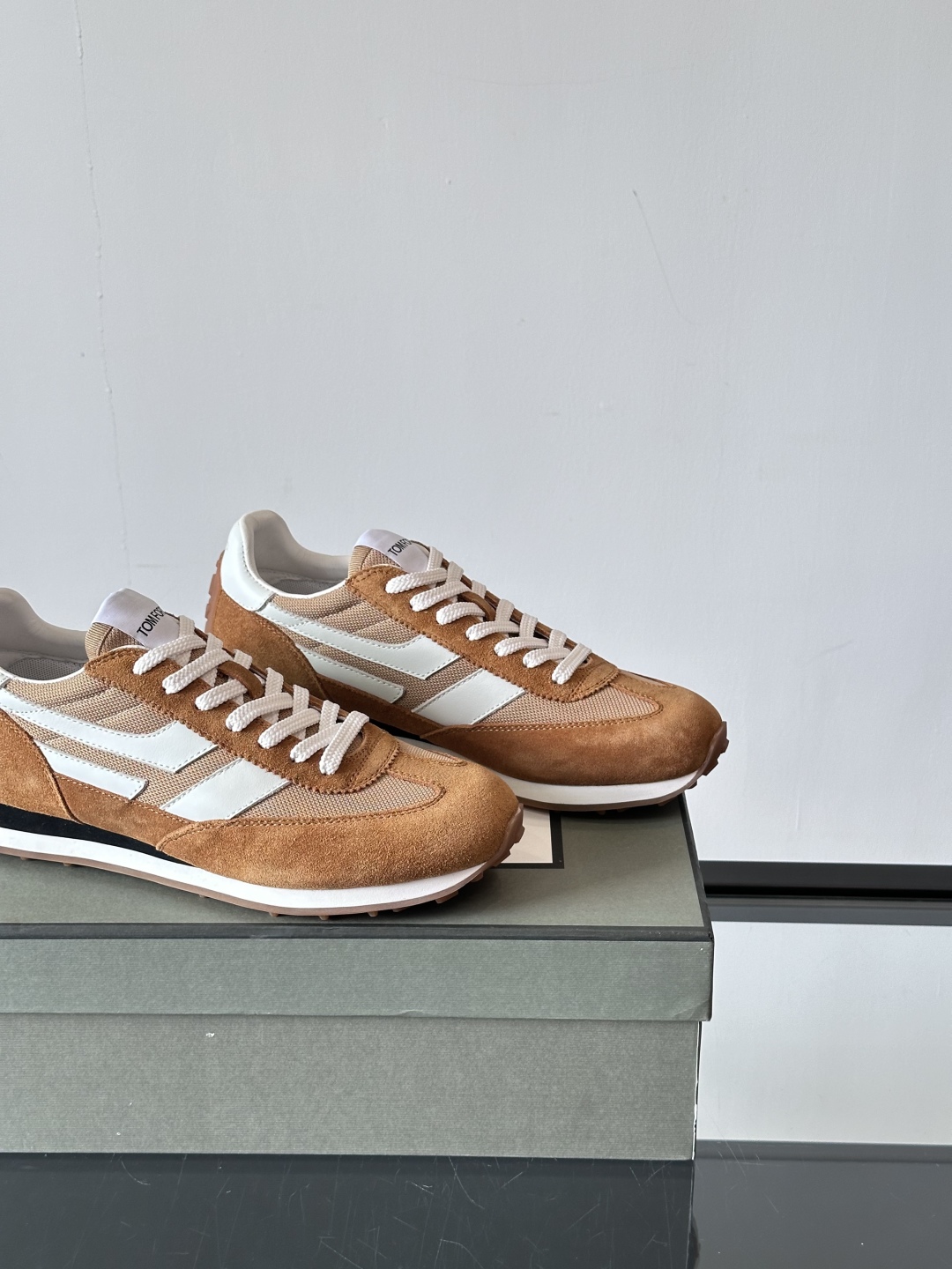 TOMFORD SS25新款运动休闲鞋👟
跃动新潮复古之间，先锋魅力自如切换。经典百搭款休闲鞋，透气舒适
