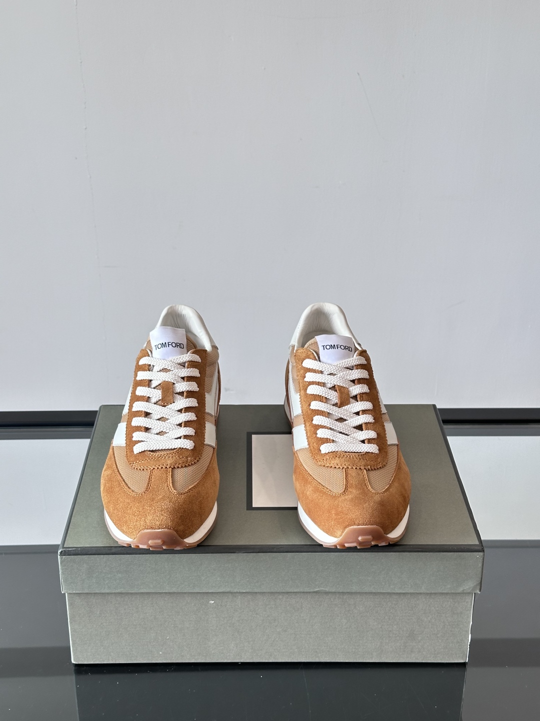 TOMFORD SS25新款运动休闲鞋👟
跃动新潮复古之间，先锋魅力自如切换。经典百搭款休闲鞋，透气舒适