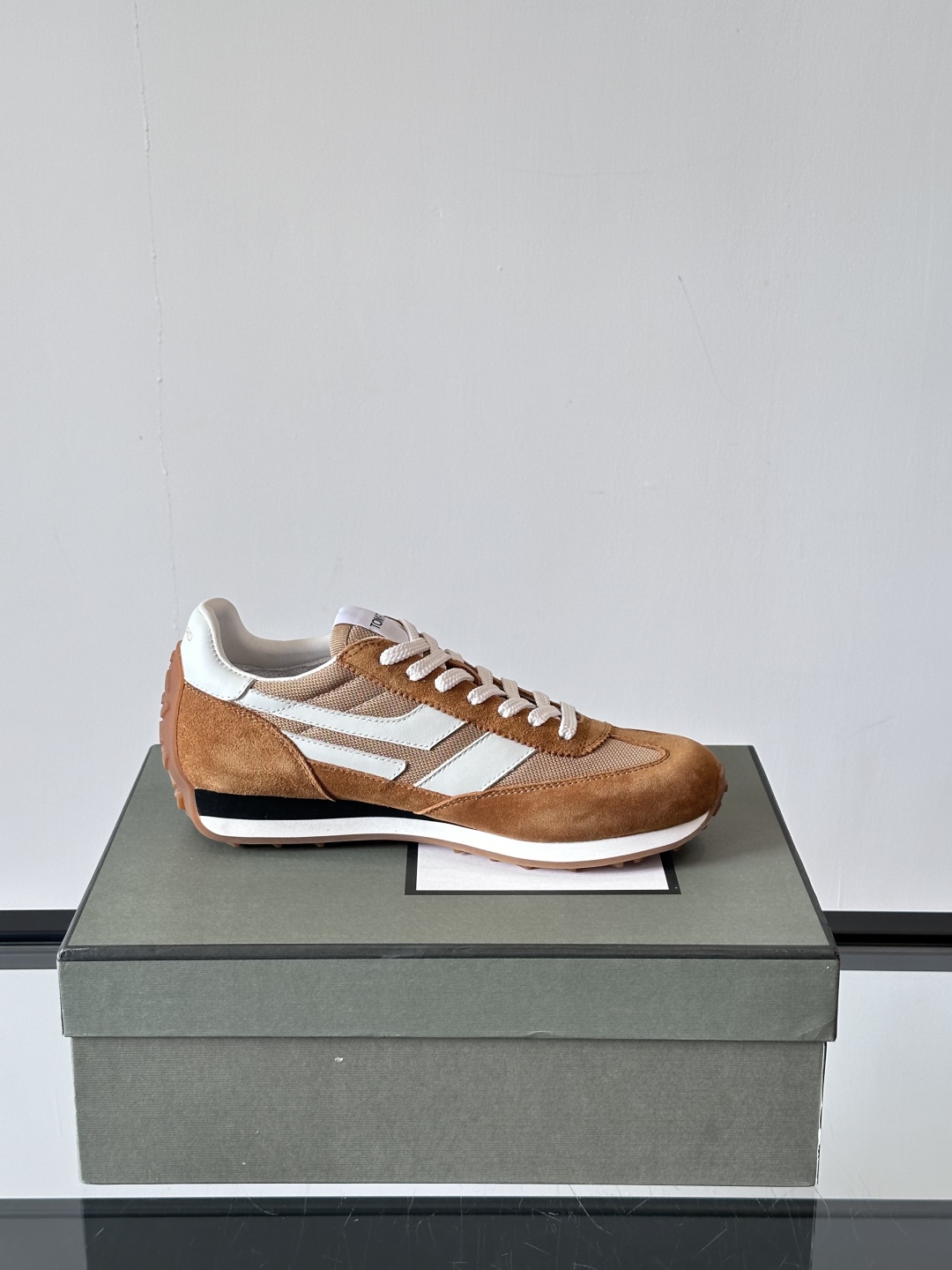 TOMFORD SS25新款运动休闲鞋👟
跃动新潮复古之间，先锋魅力自如切换。经典百搭款休闲鞋，透气舒适