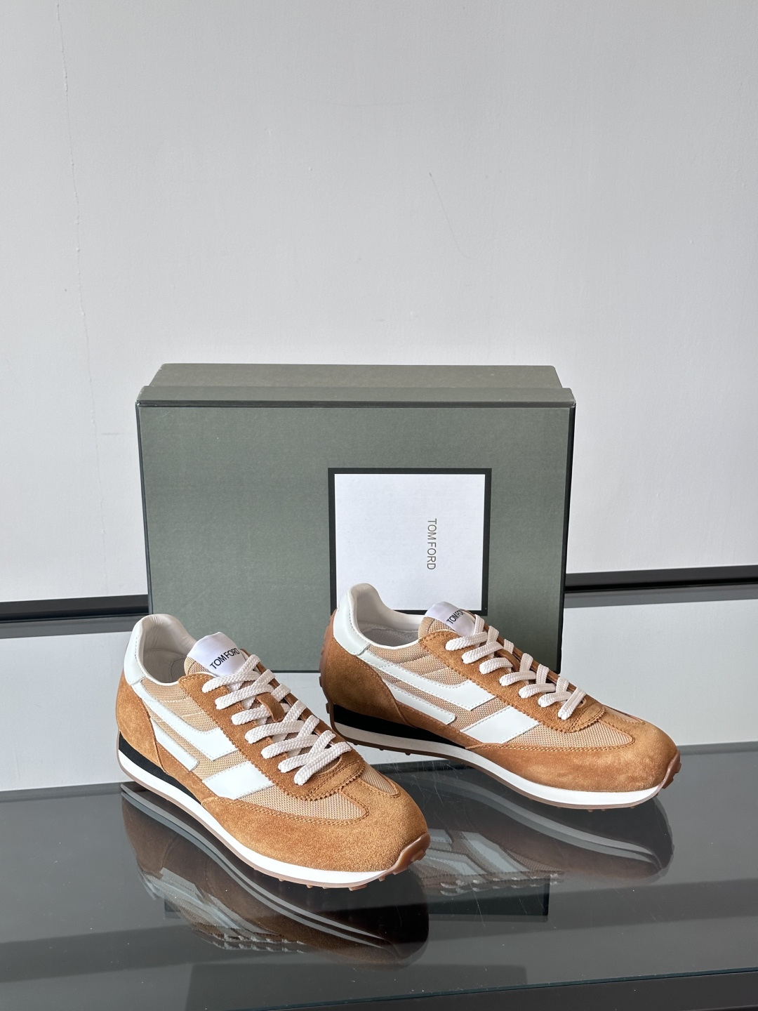 TOMFORD SS25新款运动休闲鞋👟
跃动新潮复古之间，先锋魅力自如切换。经典百搭款休闲鞋，透气舒适