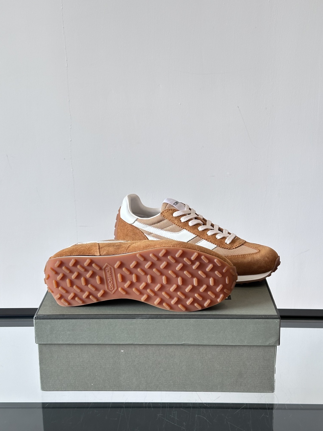 TOMFORD SS25新款运动休闲鞋👟
跃动新潮复古之间，先锋魅力自如切换。经典百搭款休闲鞋，透气舒适