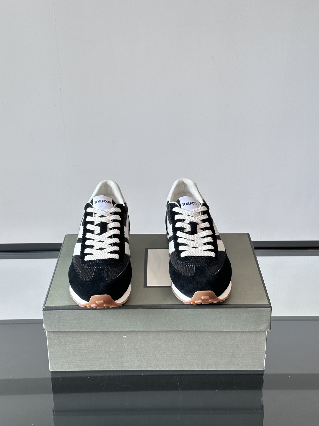 TOMFORD SS25新款运动休闲鞋👟
跃动新潮复古之间，先锋魅力自如切换。经典百搭款休闲鞋，透气舒适