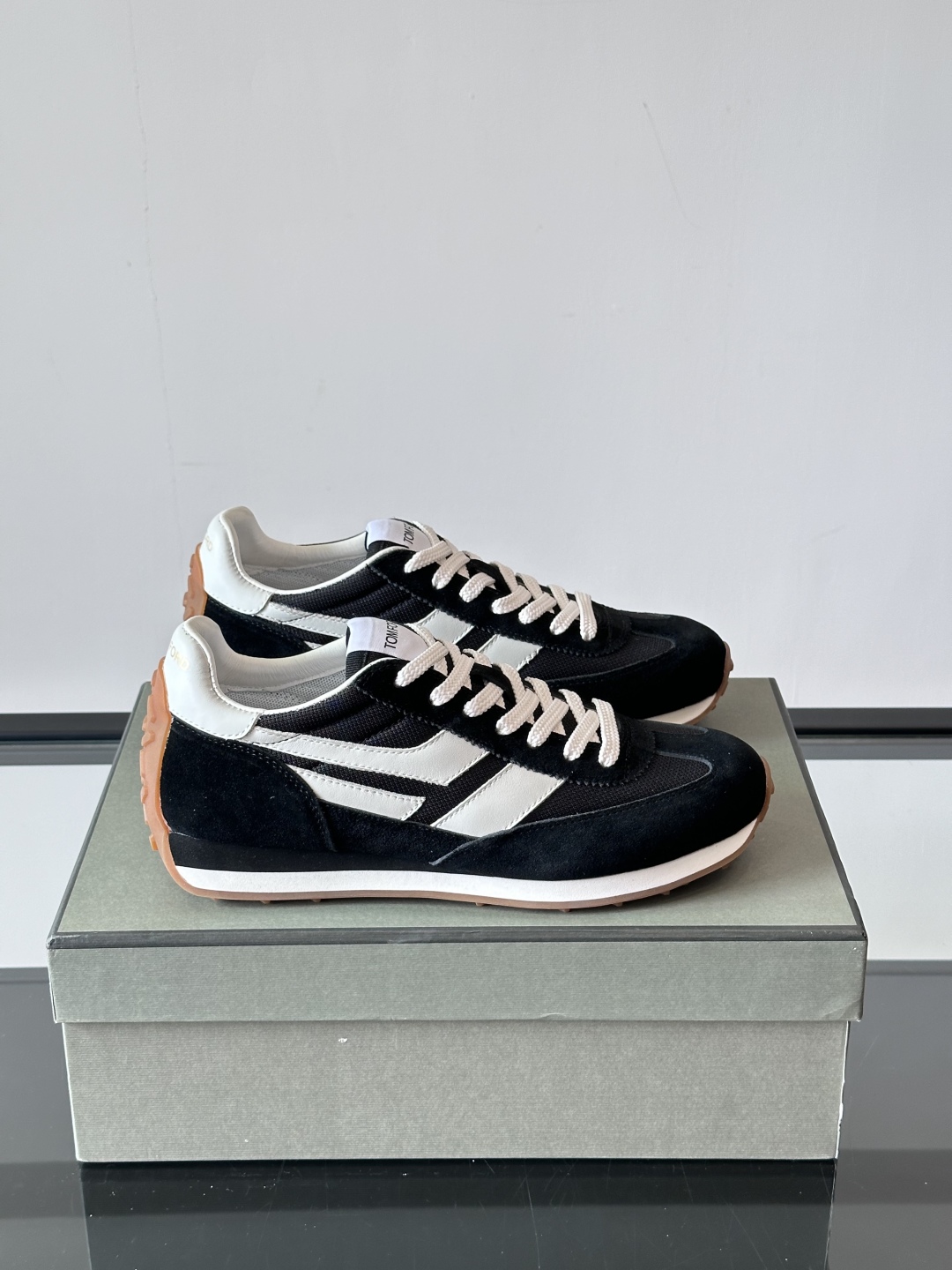 TOMFORD SS25新款运动休闲鞋👟
跃动新潮复古之间，先锋魅力自如切换。经典百搭款休闲鞋，透气舒适