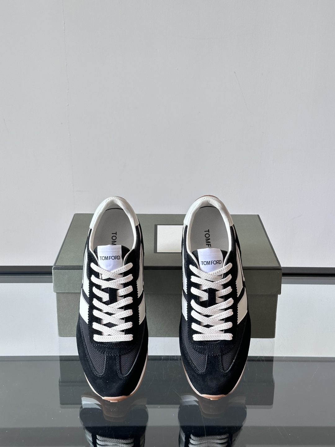 TOMFORD SS25新款运动休闲鞋👟
跃动新潮复古之间，先锋魅力自如切换。经典百搭款休闲鞋，透气舒适