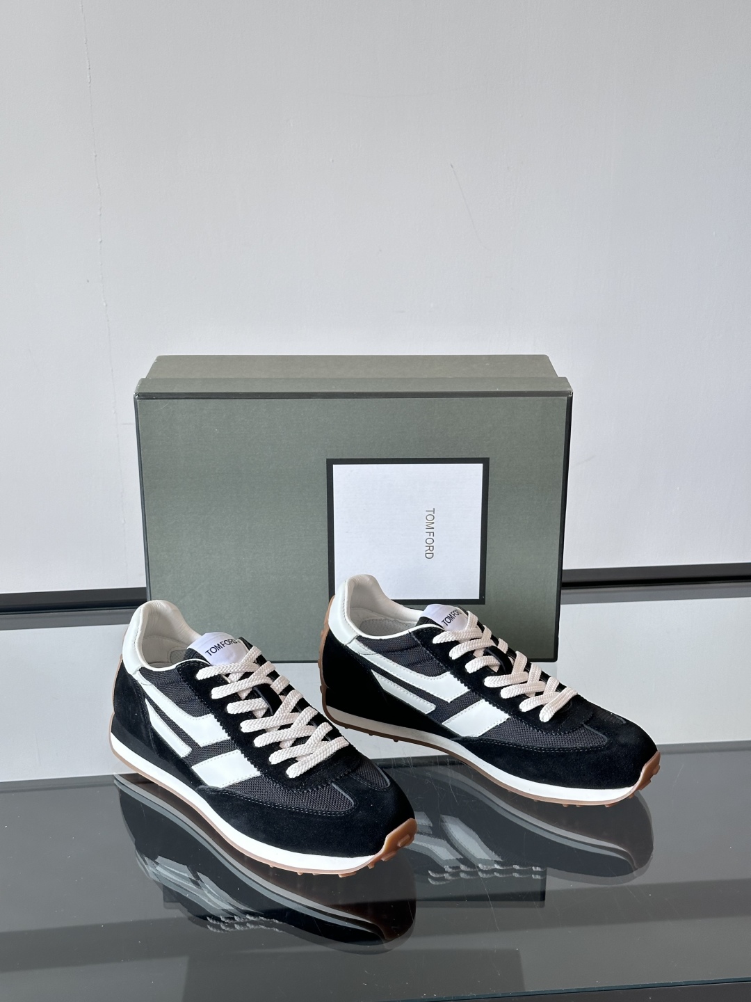 TOMFORD SS25新款运动休闲鞋👟
跃动新潮复古之间，先锋魅力自如切换。经典百搭款休闲鞋，透气舒适