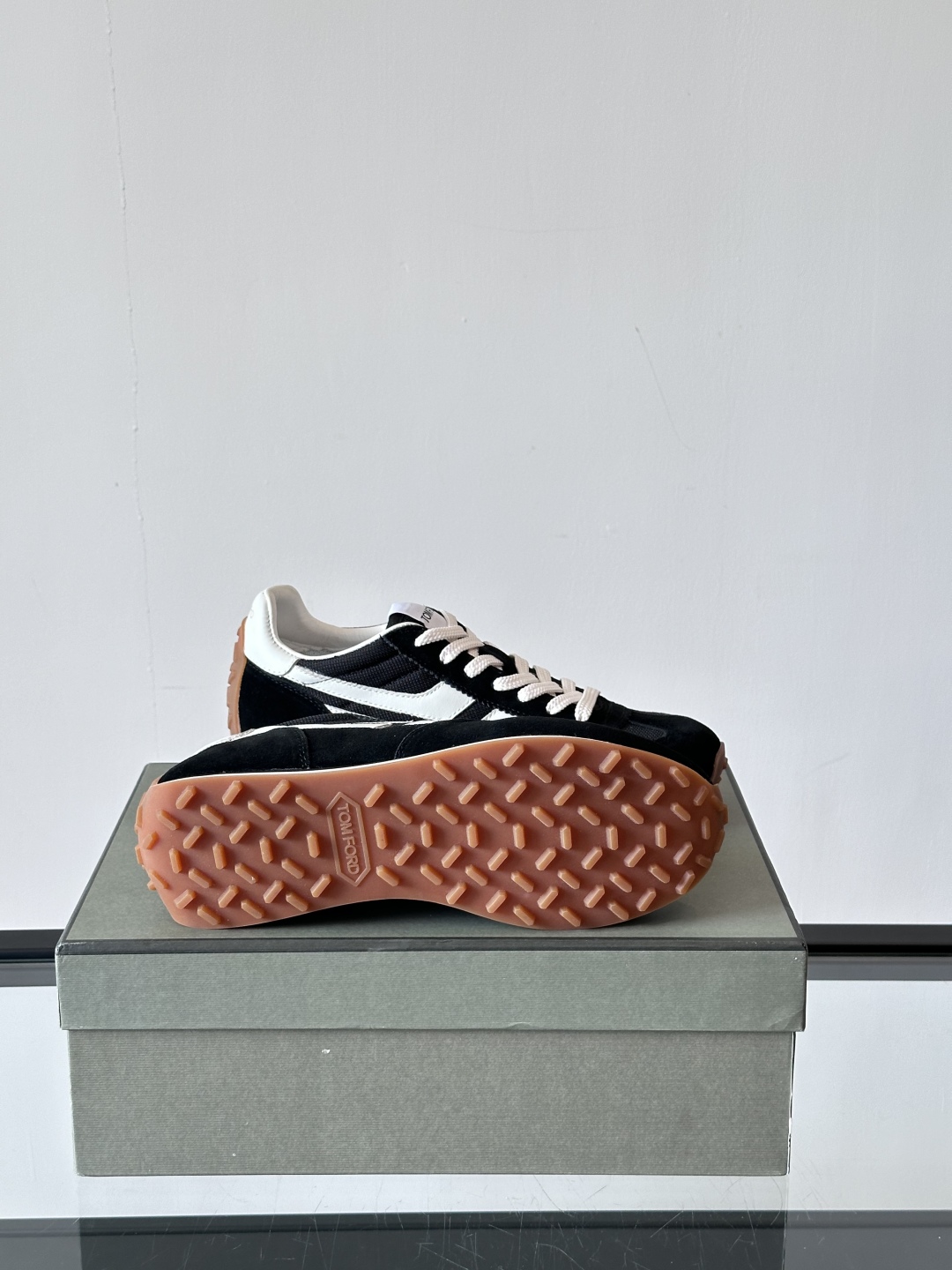 TOMFORD SS25新款运动休闲鞋👟
跃动新潮复古之间，先锋魅力自如切换。经典百搭款休闲鞋，透气舒适