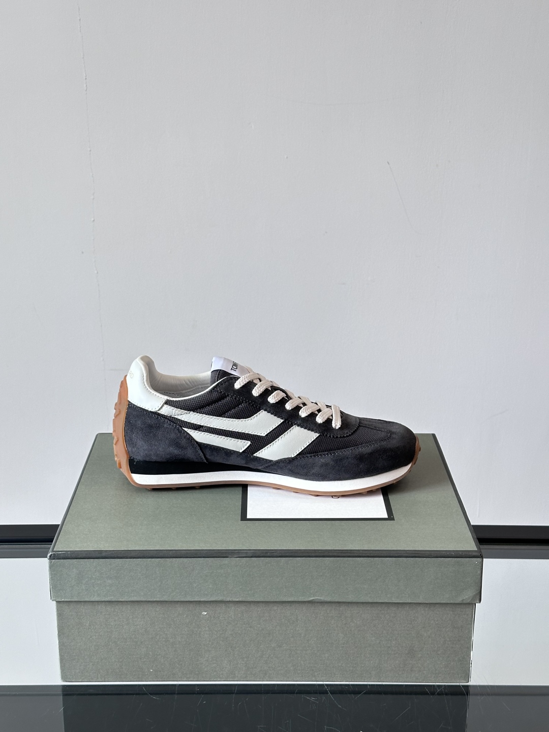 TOMFORD SS25新款运动休闲鞋👟
跃动新潮复古之间，先锋魅力自如切换。经典百搭款休闲鞋，透气舒适