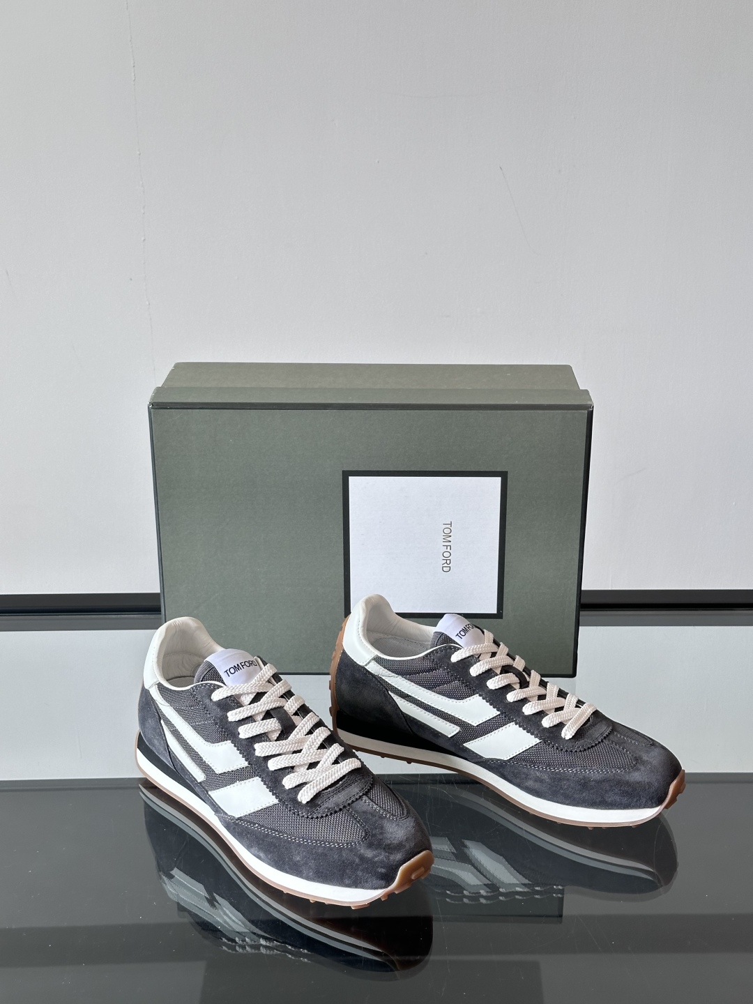 TOMFORD SS25新款运动休闲鞋👟
跃动新潮复古之间，先锋魅力自如切换。经典百搭款休闲鞋，透气舒适