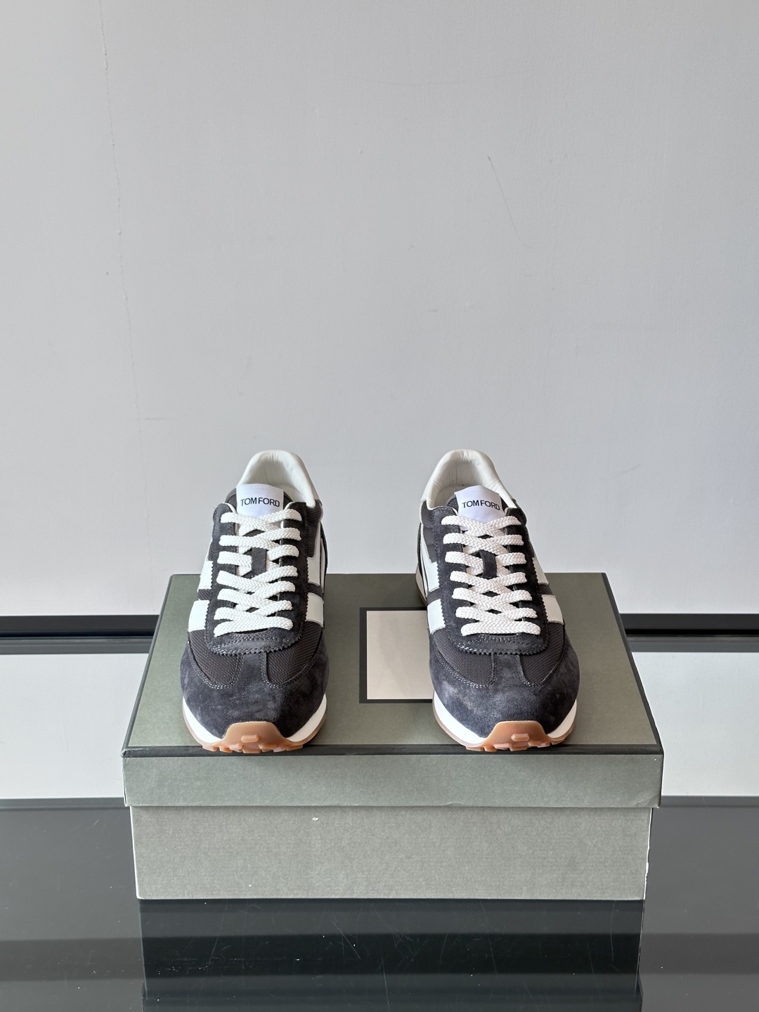 TOMFORD SS25新款运动休闲鞋👟
跃动新潮复古之间，先锋魅力自如切换。经典百搭款休闲鞋，透气舒适