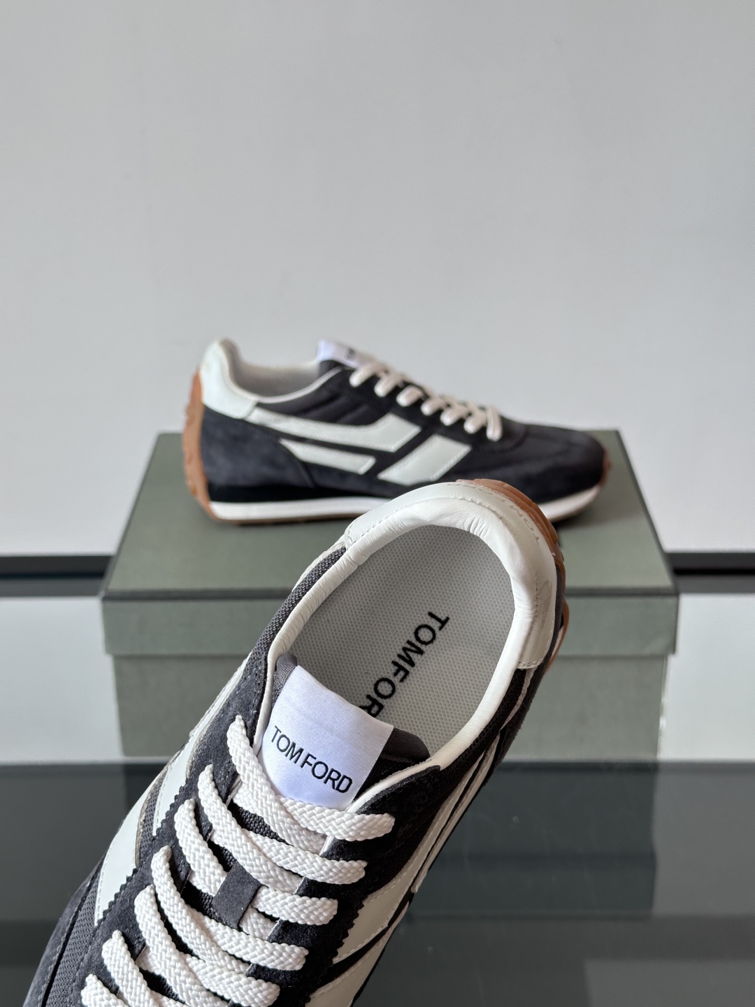 TOMFORD SS25新款运动休闲鞋👟
跃动新潮复古之间，先锋魅力自如切换。经典百搭款休闲鞋，透气舒适