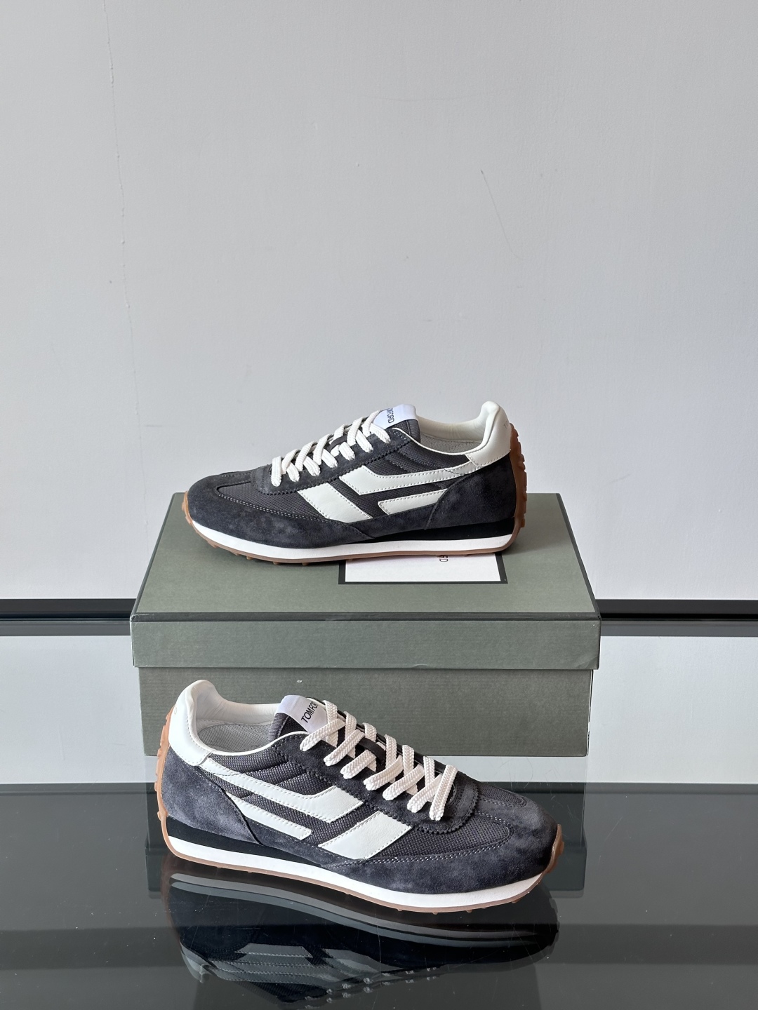 TOMFORD SS25新款运动休闲鞋👟
跃动新潮复古之间，先锋魅力自如切换。经典百搭款休闲鞋，透气舒适