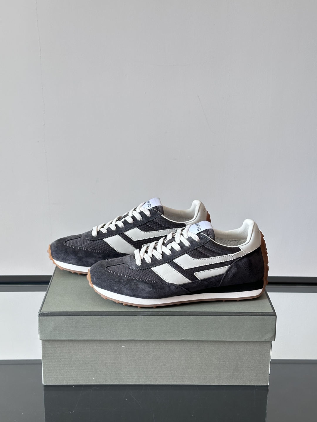 TOMFORD SS25新款运动休闲鞋👟
跃动新潮复古之间，先锋魅力自如切换。经典百搭款休闲鞋，透气舒适