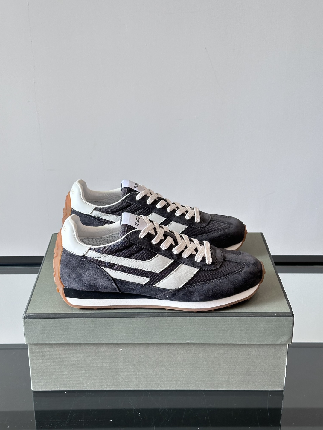TOMFORD SS25新款运动休闲鞋👟
跃动新潮复古之间，先锋魅力自如切换。经典百搭款休闲鞋，透气舒适