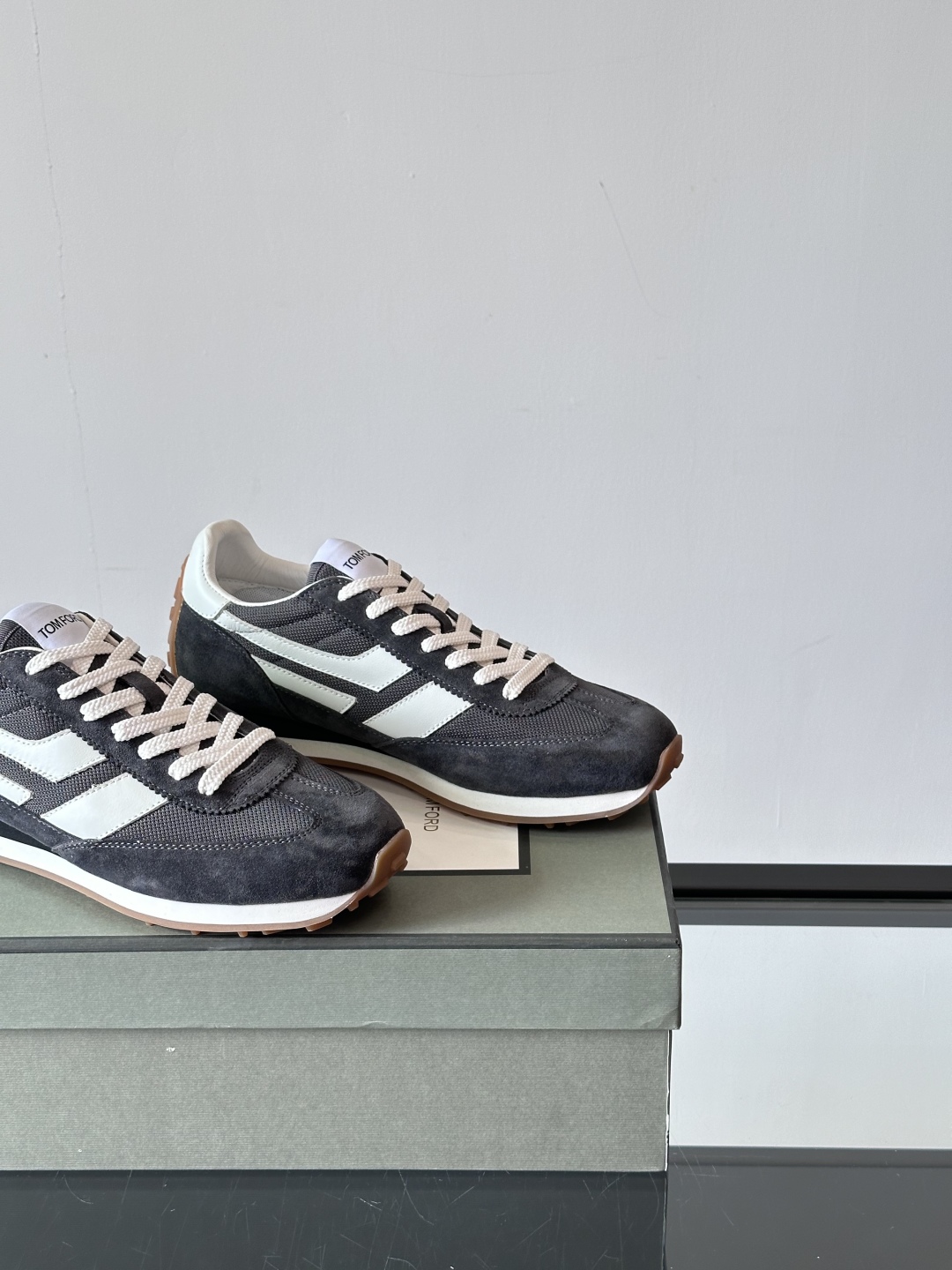 TOMFORD SS25新款运动休闲鞋👟
跃动新潮复古之间，先锋魅力自如切换。经典百搭款休闲鞋，透气舒适