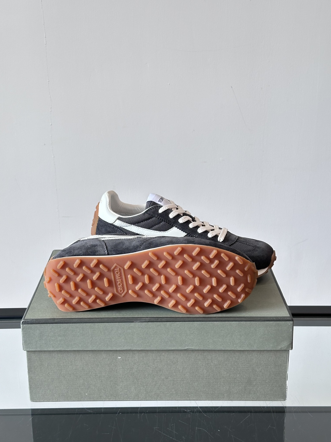 TOMFORD SS25新款运动休闲鞋👟
跃动新潮复古之间，先锋魅力自如切换。经典百搭款休闲鞋，透气舒适
