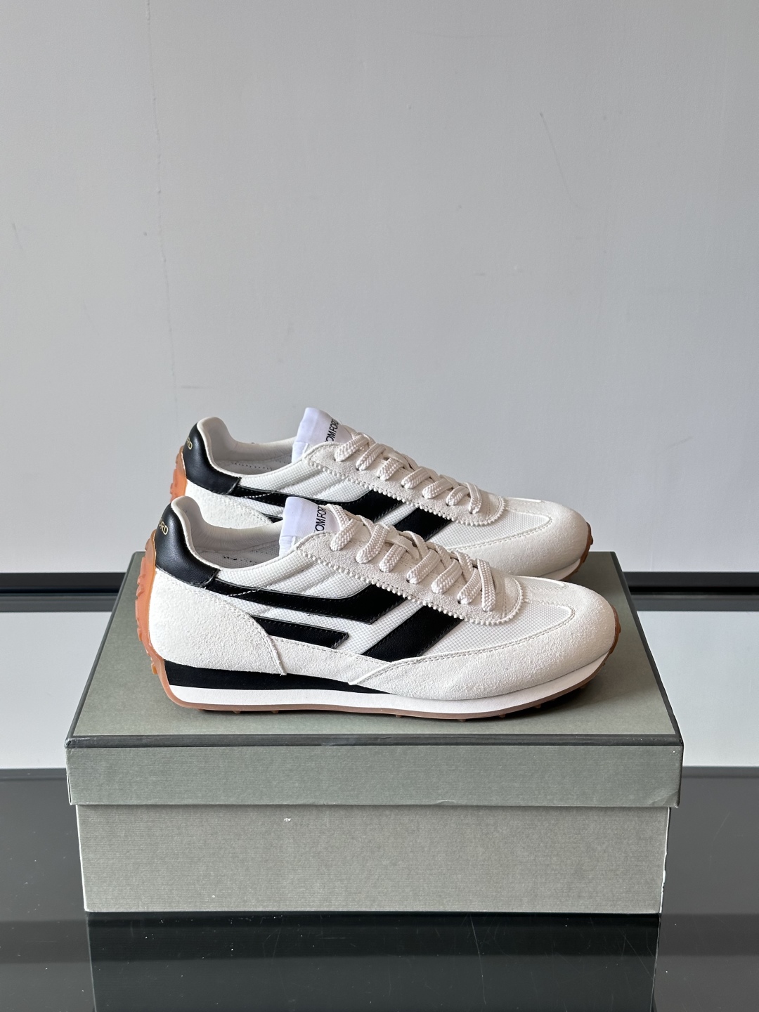 TOMFORD SS25新款运动休闲鞋👟
跃动新潮复古之间，先锋魅力自如切换。经典百搭款休闲鞋，透气舒适