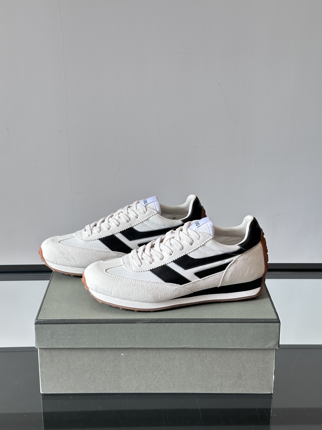 TOMFORD SS25新款运动休闲鞋👟
跃动新潮复古之间，先锋魅力自如切换。经典百搭款休闲鞋，透气舒适