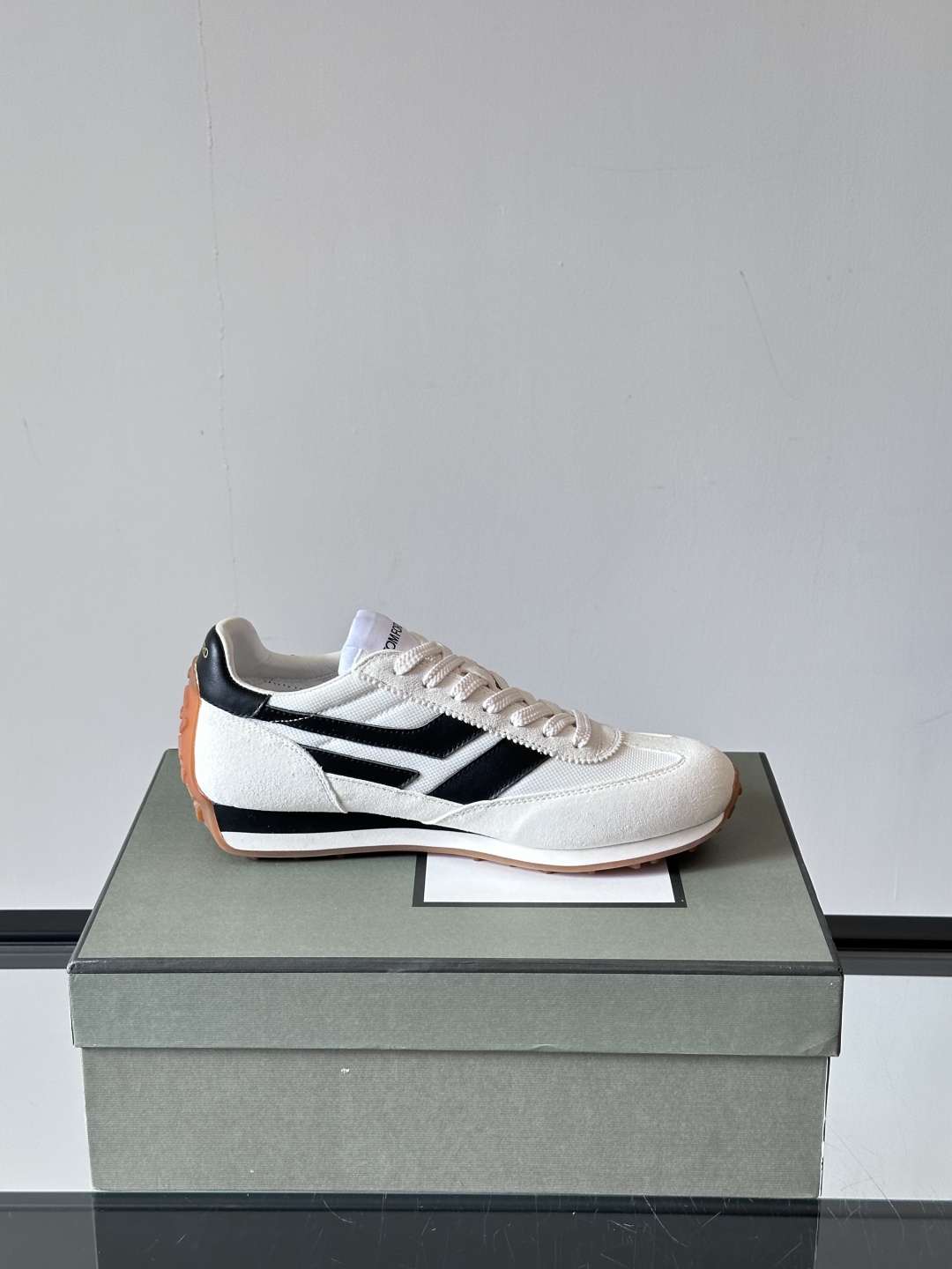 TOMFORD SS25新款运动休闲鞋👟
跃动新潮复古之间，先锋魅力自如切换。经典百搭款休闲鞋，透气舒适
