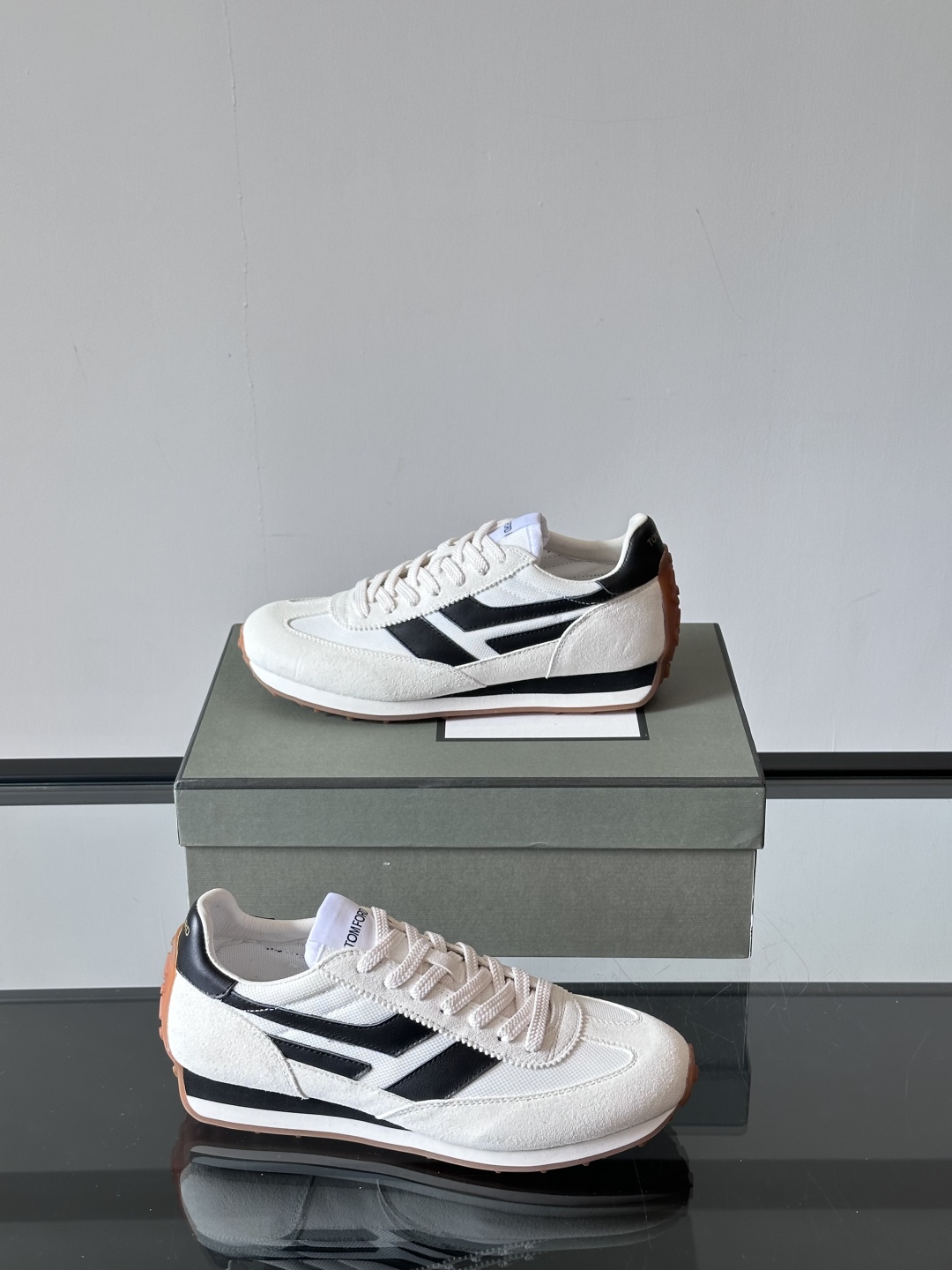 TOMFORD SS25新款运动休闲鞋👟
跃动新潮复古之间，先锋魅力自如切换。经典百搭款休闲鞋，透气舒适