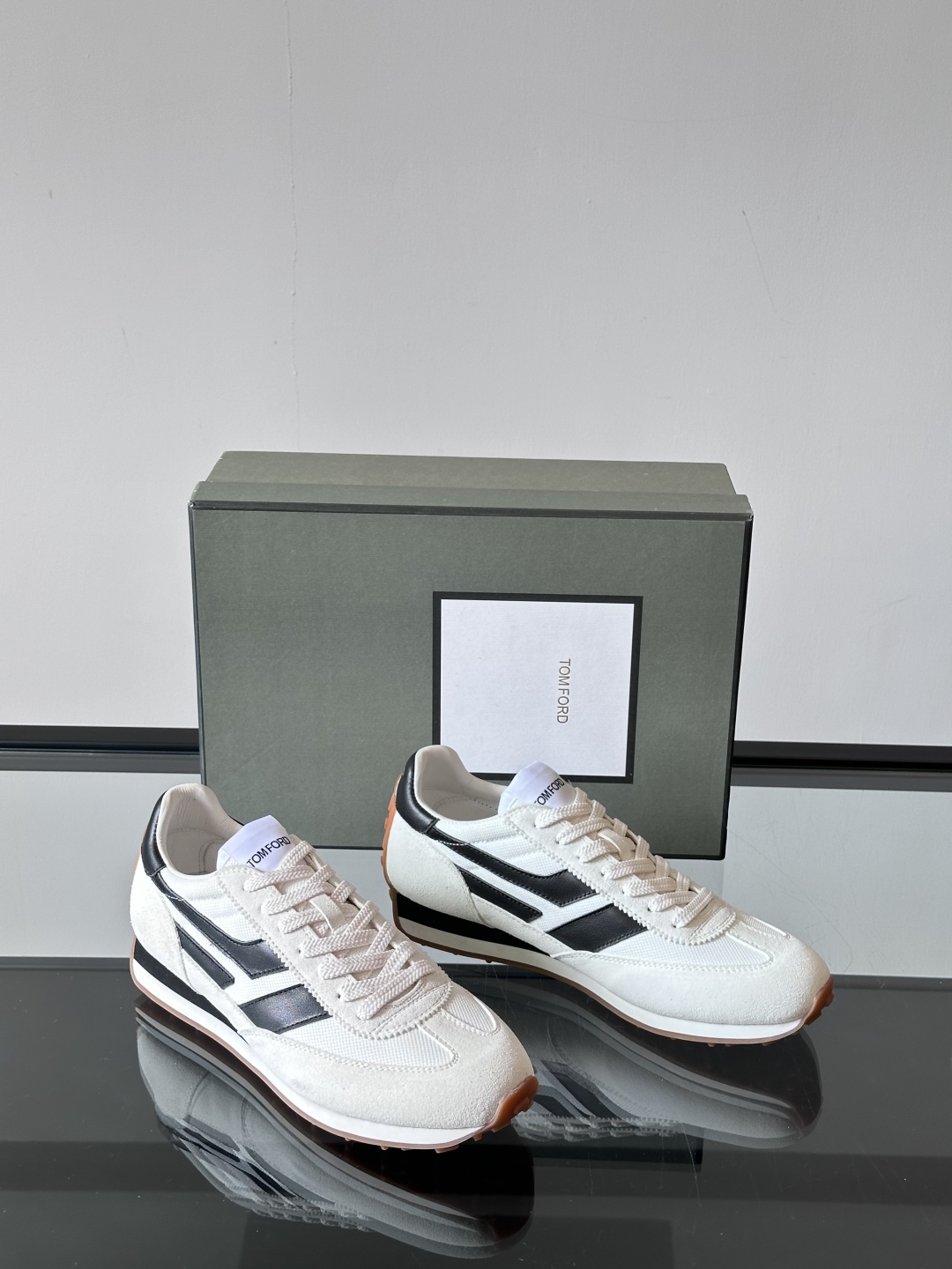 TOMFORD SS25新款运动休闲鞋👟
跃动新潮复古之间，先锋魅力自如切换。经典百搭款休闲鞋，透气舒适