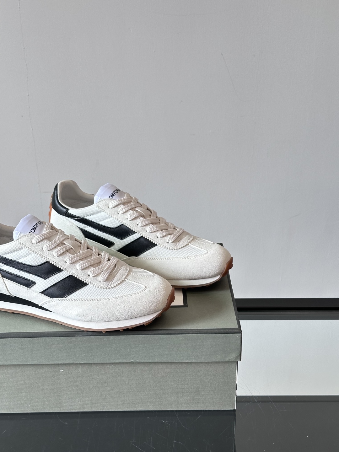TOMFORD SS25新款运动休闲鞋👟
跃动新潮复古之间，先锋魅力自如切换。经典百搭款休闲鞋，透气舒适