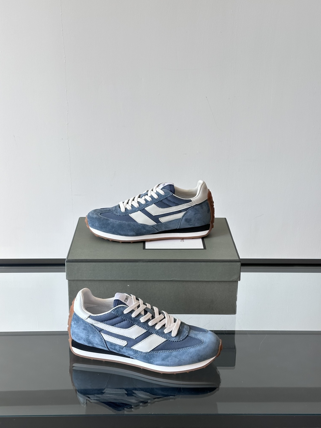 TOMFORD SS25新款运动休闲鞋👟
跃动新潮复古之间，先锋魅力自如切换。经典百搭款休闲鞋，透气舒适
