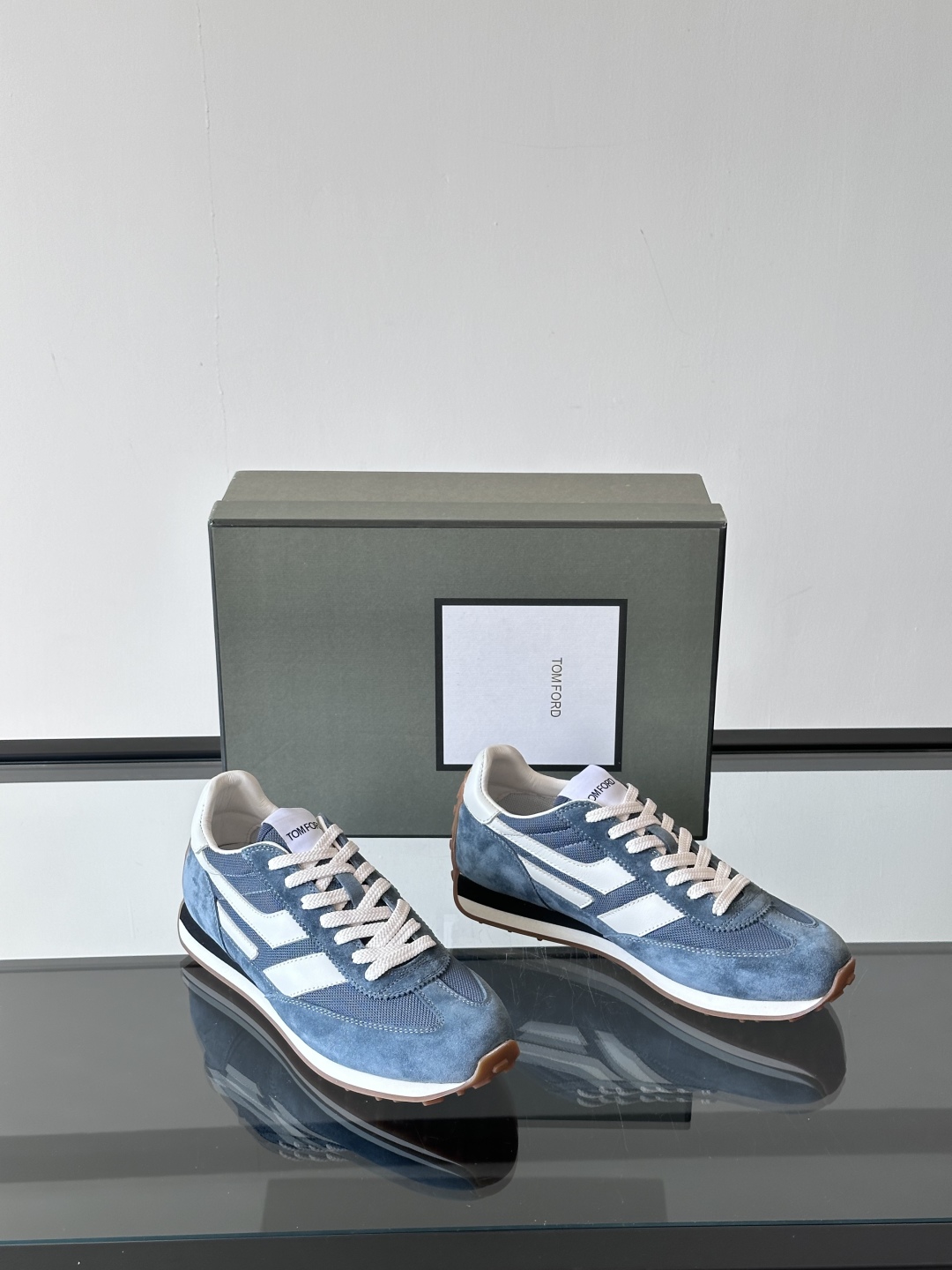 TOMFORD SS25新款运动休闲鞋👟
跃动新潮复古之间，先锋魅力自如切换。经典百搭款休闲鞋，透气舒适