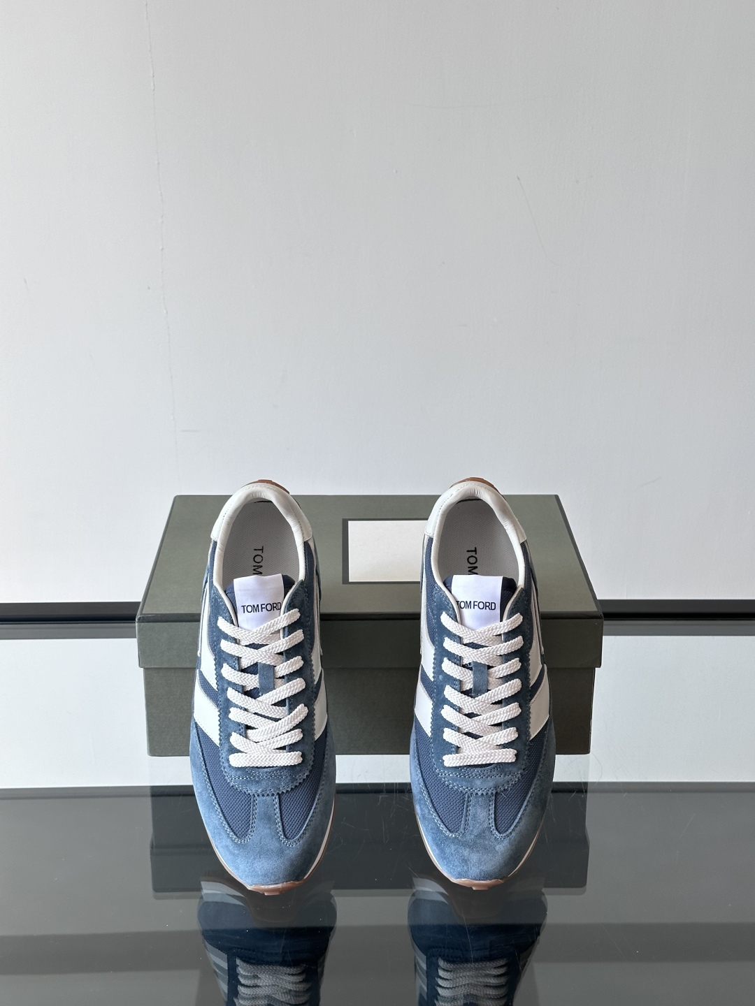 TOMFORD SS25新款运动休闲鞋👟
跃动新潮复古之间，先锋魅力自如切换。经典百搭款休闲鞋，透气舒适