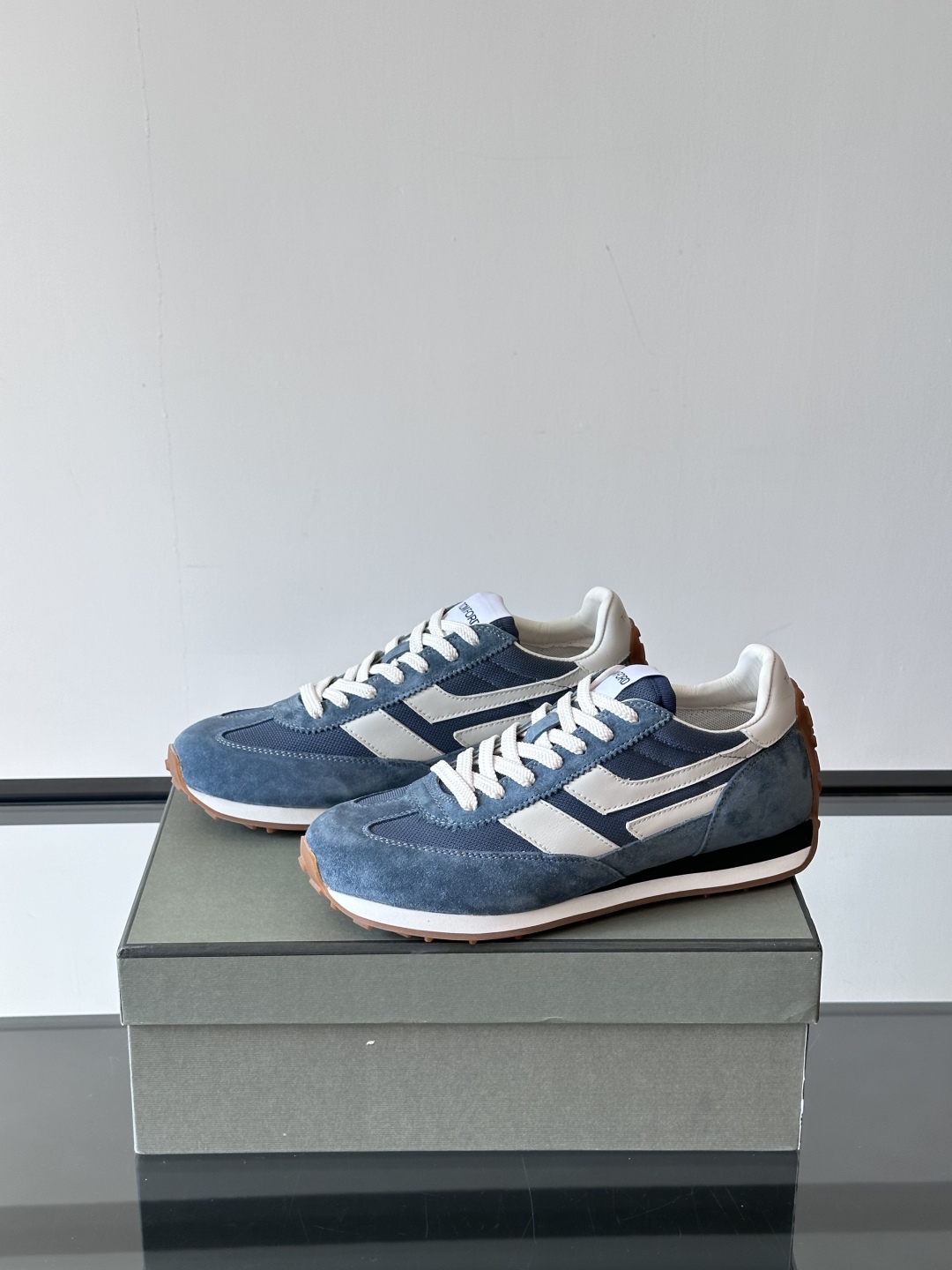 TOMFORD SS25新款运动休闲鞋👟
跃动新潮复古之间，先锋魅力自如切换。经典百搭款休闲鞋，透气舒适