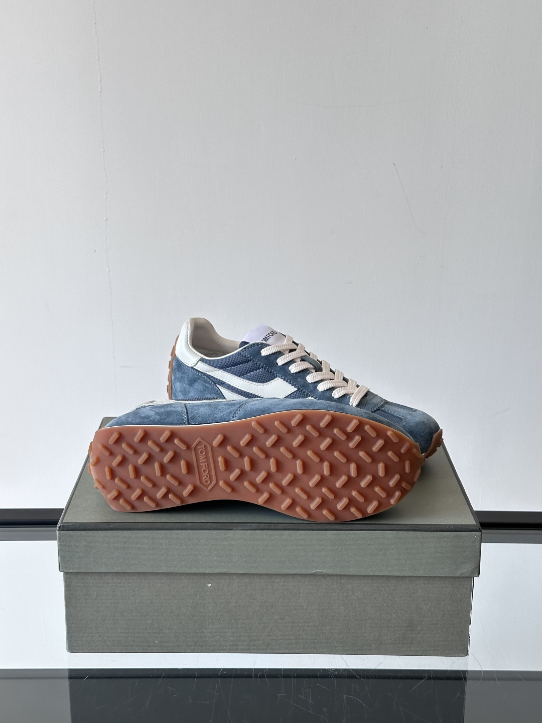 TOMFORD SS25新款运动休闲鞋👟
跃动新潮复古之间，先锋魅力自如切换。经典百搭款休闲鞋，透气舒适