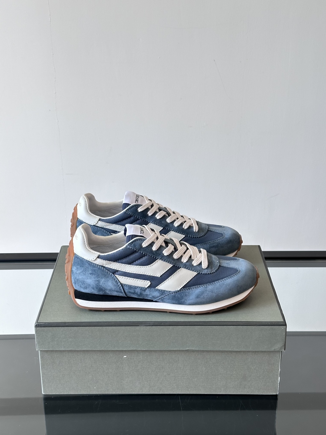 TOMFORD SS25新款运动休闲鞋👟
跃动新潮复古之间，先锋魅力自如切换。经典百搭款休闲鞋，透气舒适