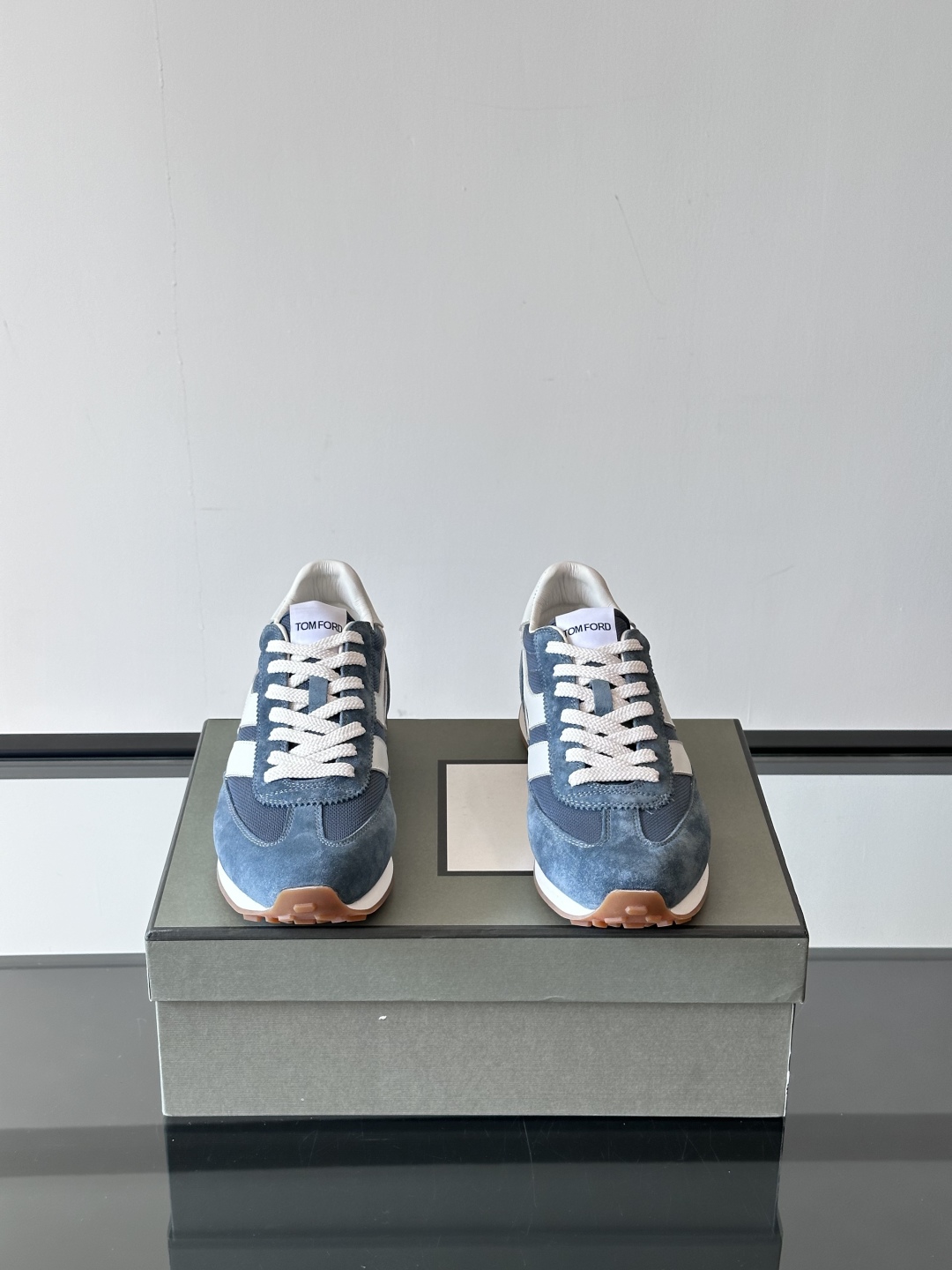 TOMFORD SS25新款运动休闲鞋👟
跃动新潮复古之间，先锋魅力自如切换。经典百搭款休闲鞋，透气舒适