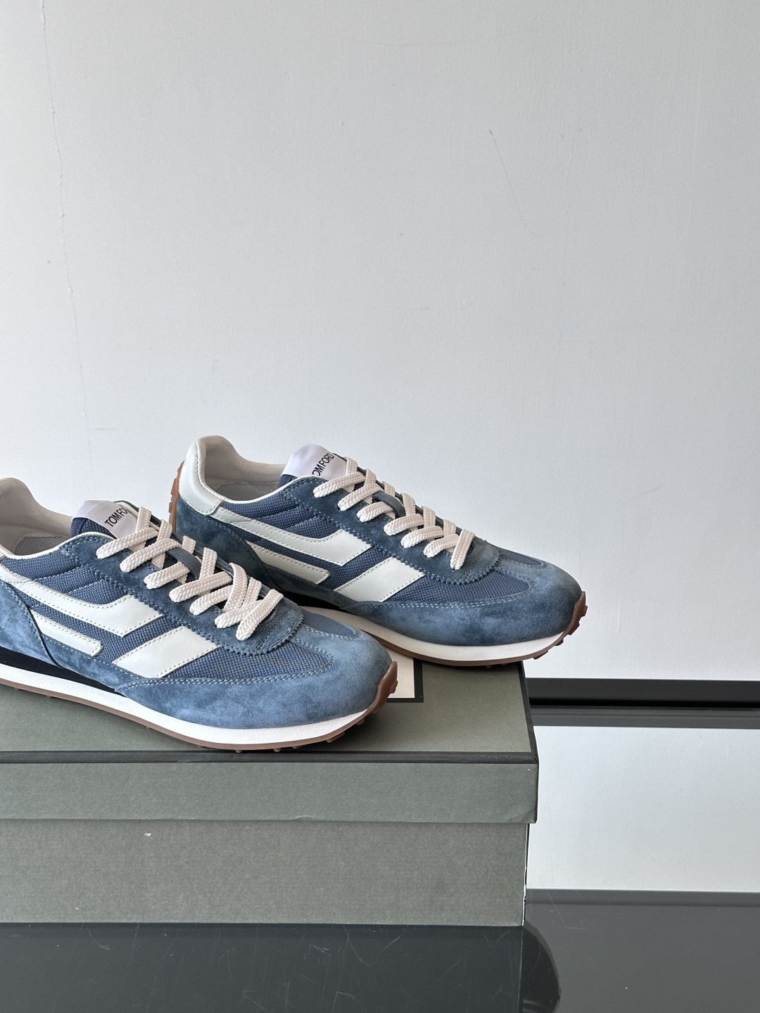 TOMFORD SS25新款运动休闲鞋👟
跃动新潮复古之间，先锋魅力自如切换。经典百搭款休闲鞋，透气舒适