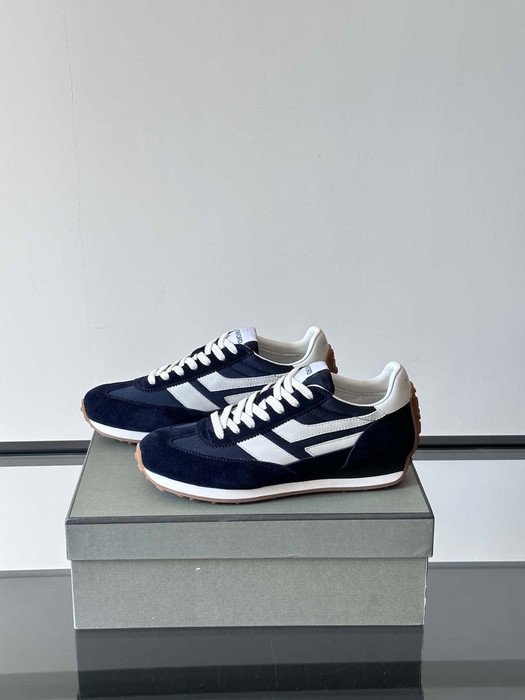 TOMFORD SS25新款运动休闲鞋👟
跃动新潮复古之间，先锋魅力自如切换。经典百搭款休闲鞋，透气舒适