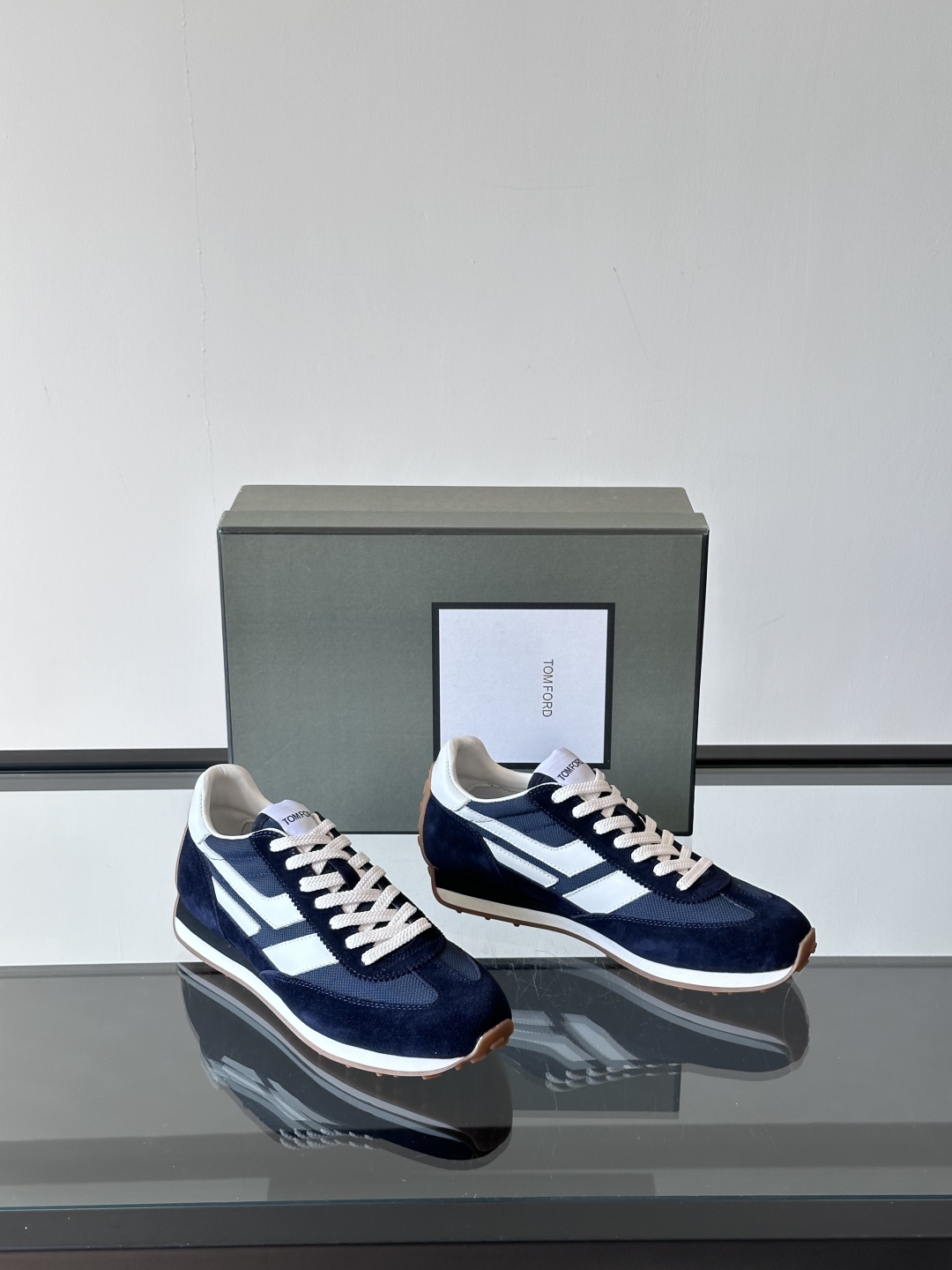 TOMFORD SS25新款运动休闲鞋👟
跃动新潮复古之间，先锋魅力自如切换。经典百搭款休闲鞋，透气舒适