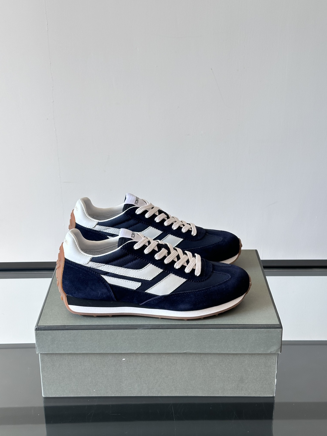 TOMFORD SS25新款运动休闲鞋👟
跃动新潮复古之间，先锋魅力自如切换。经典百搭款休闲鞋，透气舒适