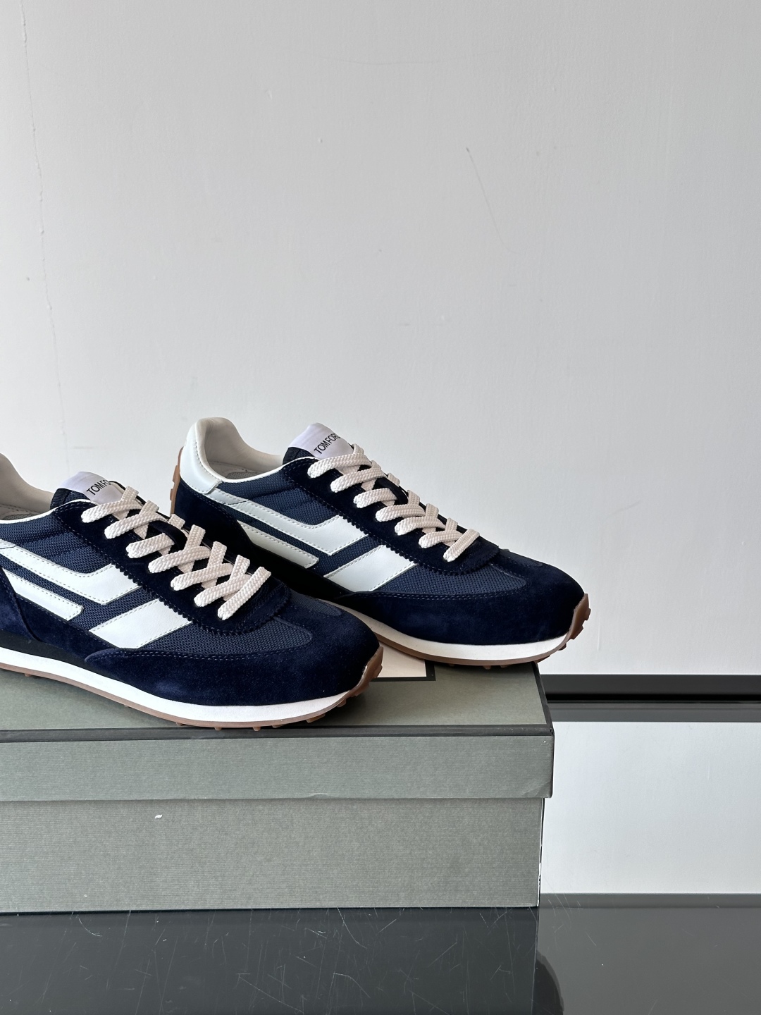 TOMFORD SS25新款运动休闲鞋👟
跃动新潮复古之间，先锋魅力自如切换。经典百搭款休闲鞋，透气舒适