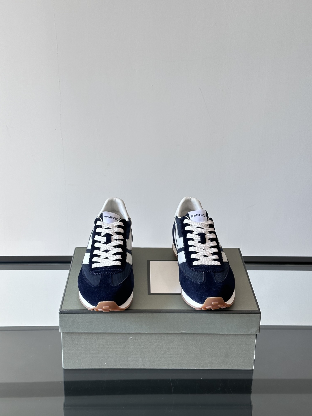 TOMFORD SS25新款运动休闲鞋👟
跃动新潮复古之间，先锋魅力自如切换。经典百搭款休闲鞋，透气舒适