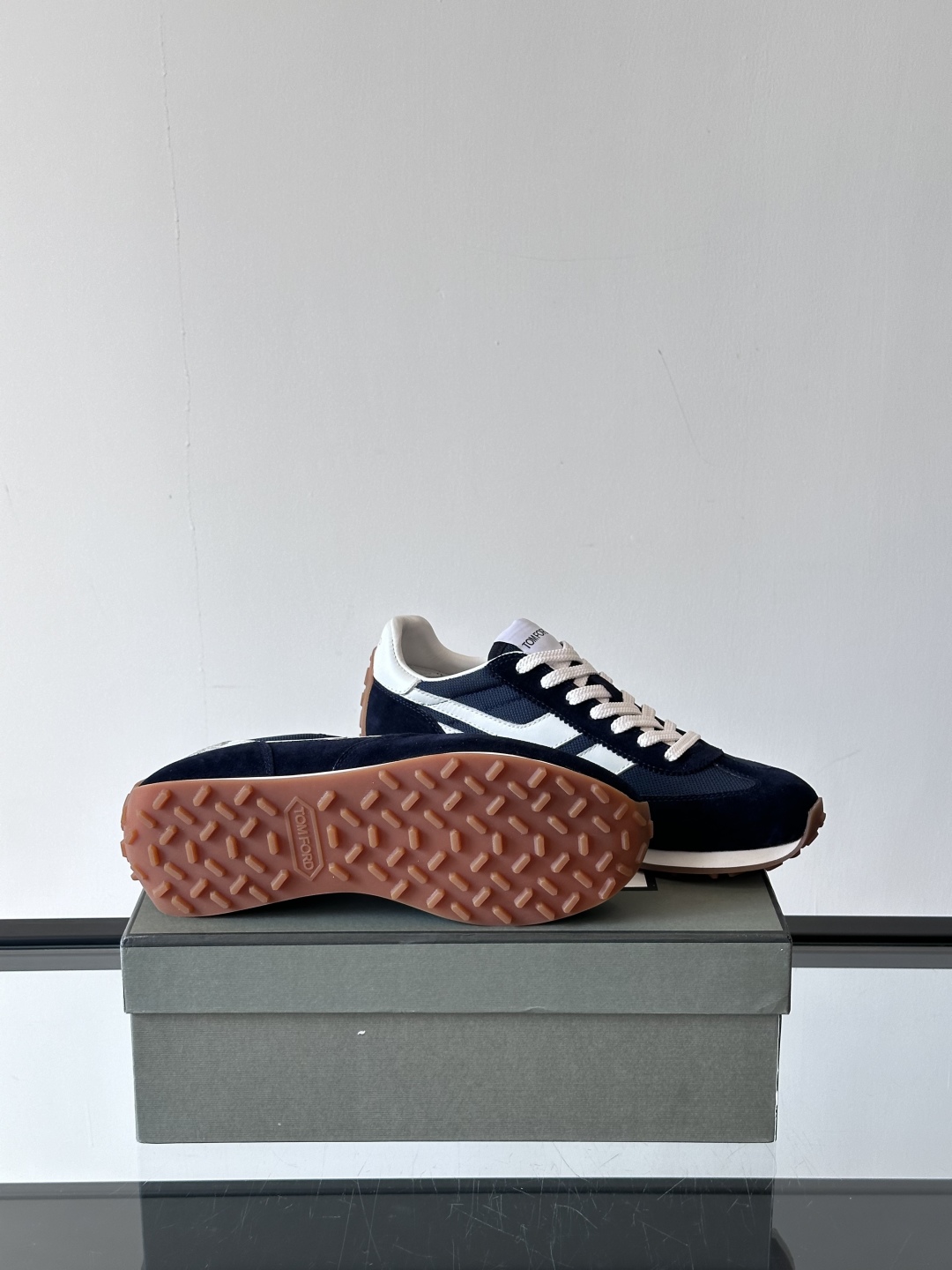TOMFORD SS25新款运动休闲鞋👟
跃动新潮复古之间，先锋魅力自如切换。经典百搭款休闲鞋，透气舒适