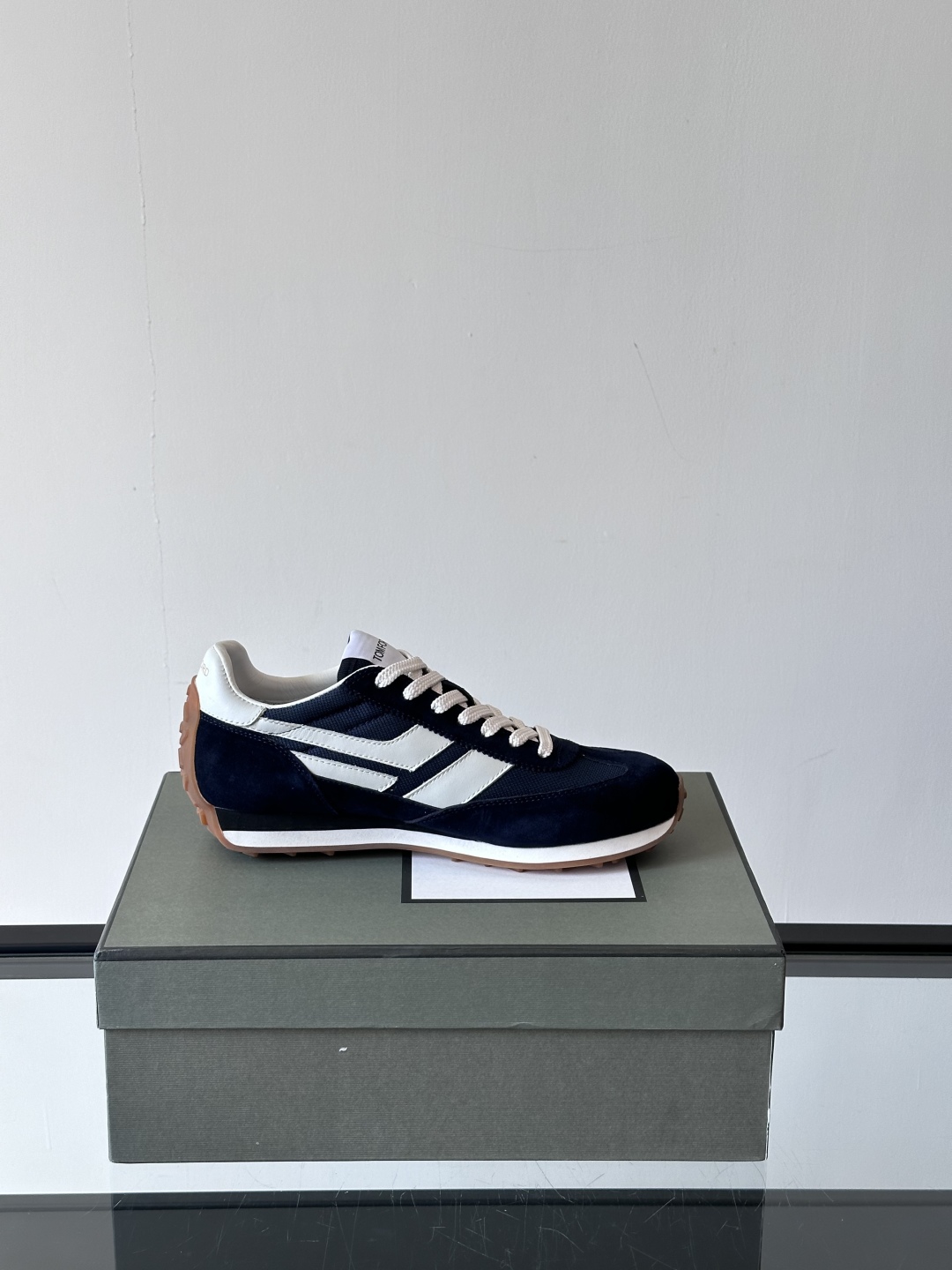 TOMFORD SS25新款运动休闲鞋👟
跃动新潮复古之间，先锋魅力自如切换。经典百搭款休闲鞋，透气舒适
