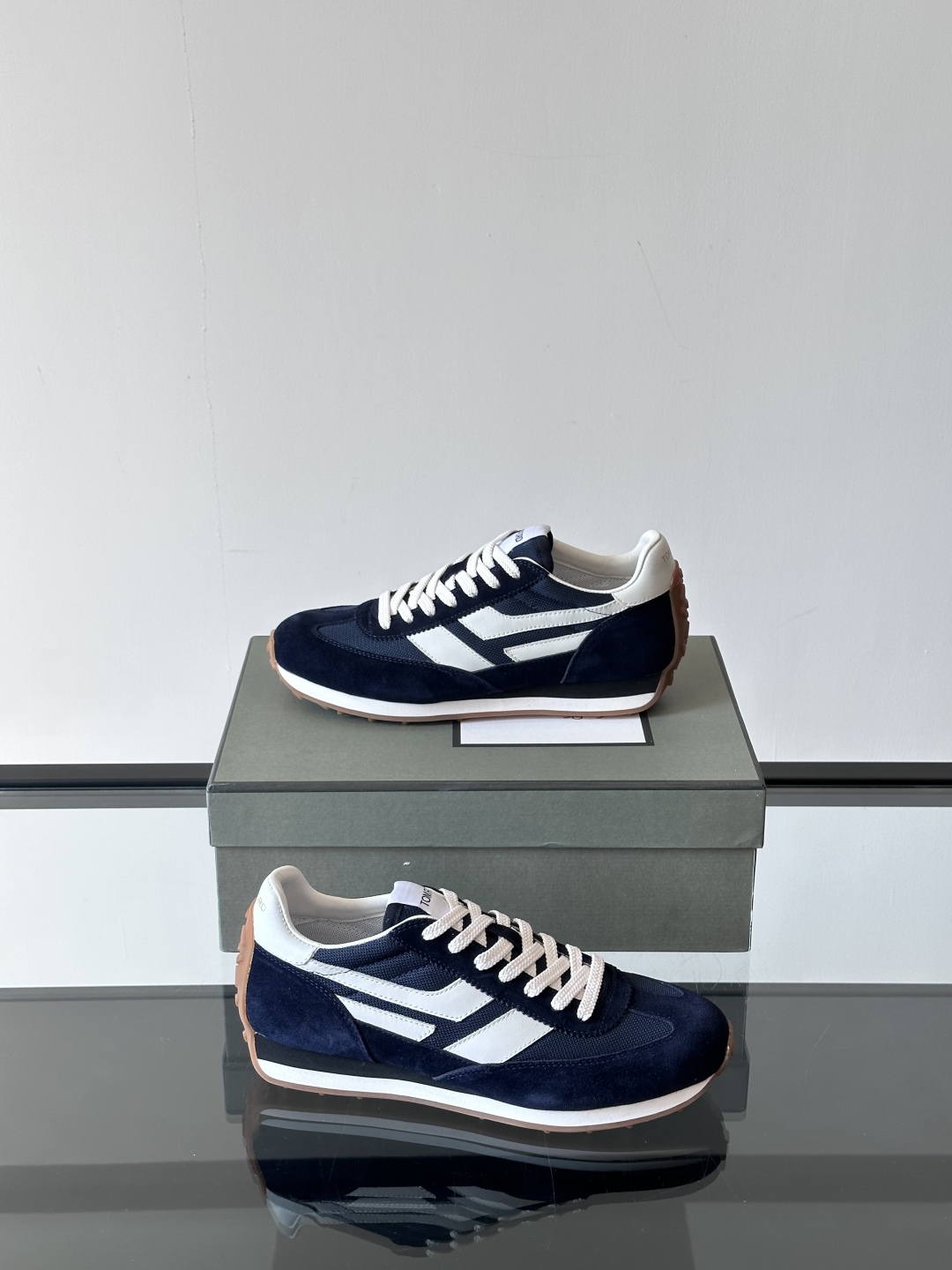TOMFORD SS25新款运动休闲鞋👟
跃动新潮复古之间，先锋魅力自如切换。经典百搭款休闲鞋，透气舒适
