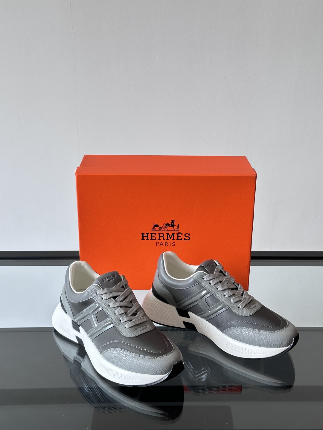 HERMES爱马仕Hugo厚底运动休闲男鞋👞这款运动鞋采用进口头层牛皮拼接科技布设计，对比色设计打造动感
