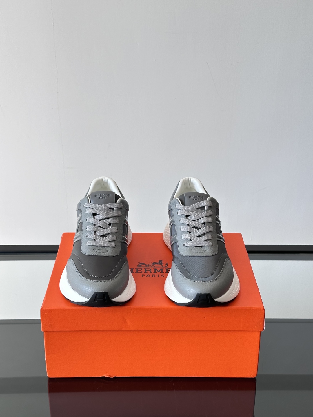 HERMES爱马仕Hugo厚底运动休闲男鞋👞这款运动鞋采用进口头层牛皮拼接科技布设计，对比色设计打造动感