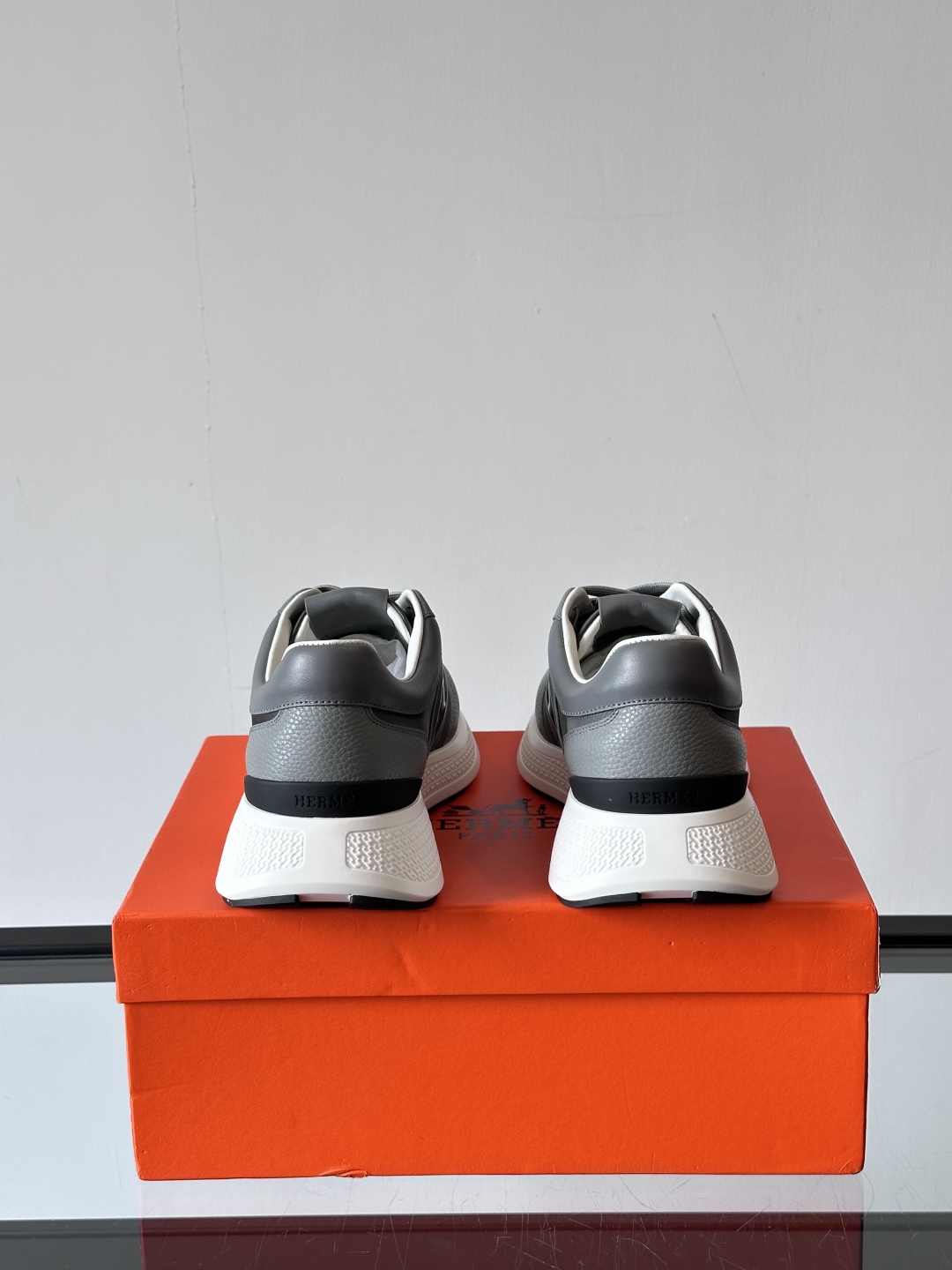 HERMES爱马仕Hugo厚底运动休闲男鞋👞这款运动鞋采用进口头层牛皮拼接科技布设计，对比色设计打造动感