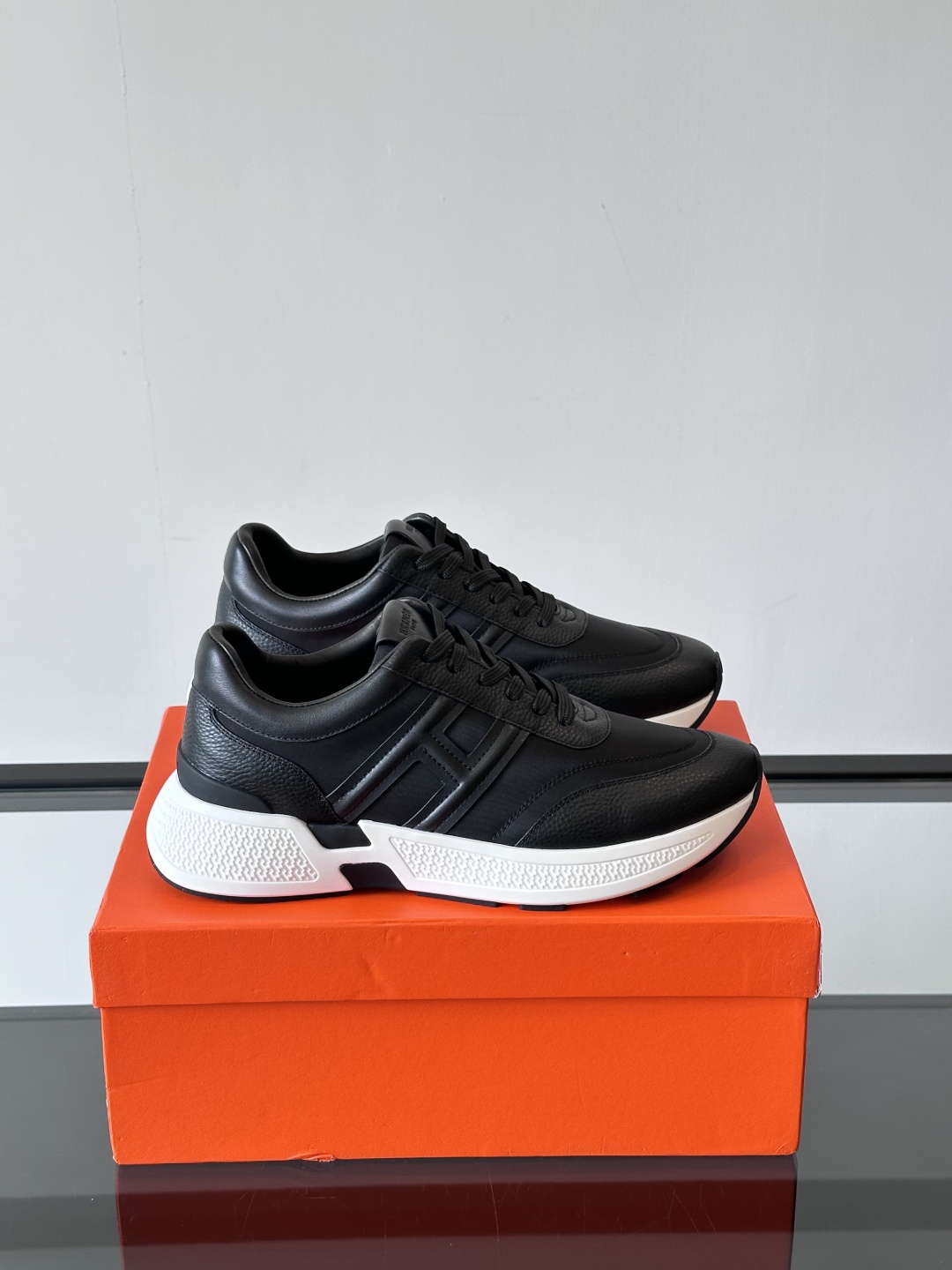 HERMES爱马仕Hugo厚底运动休闲男鞋👞这款运动鞋采用进口头层牛皮拼接科技布设计，对比色设计打造动感