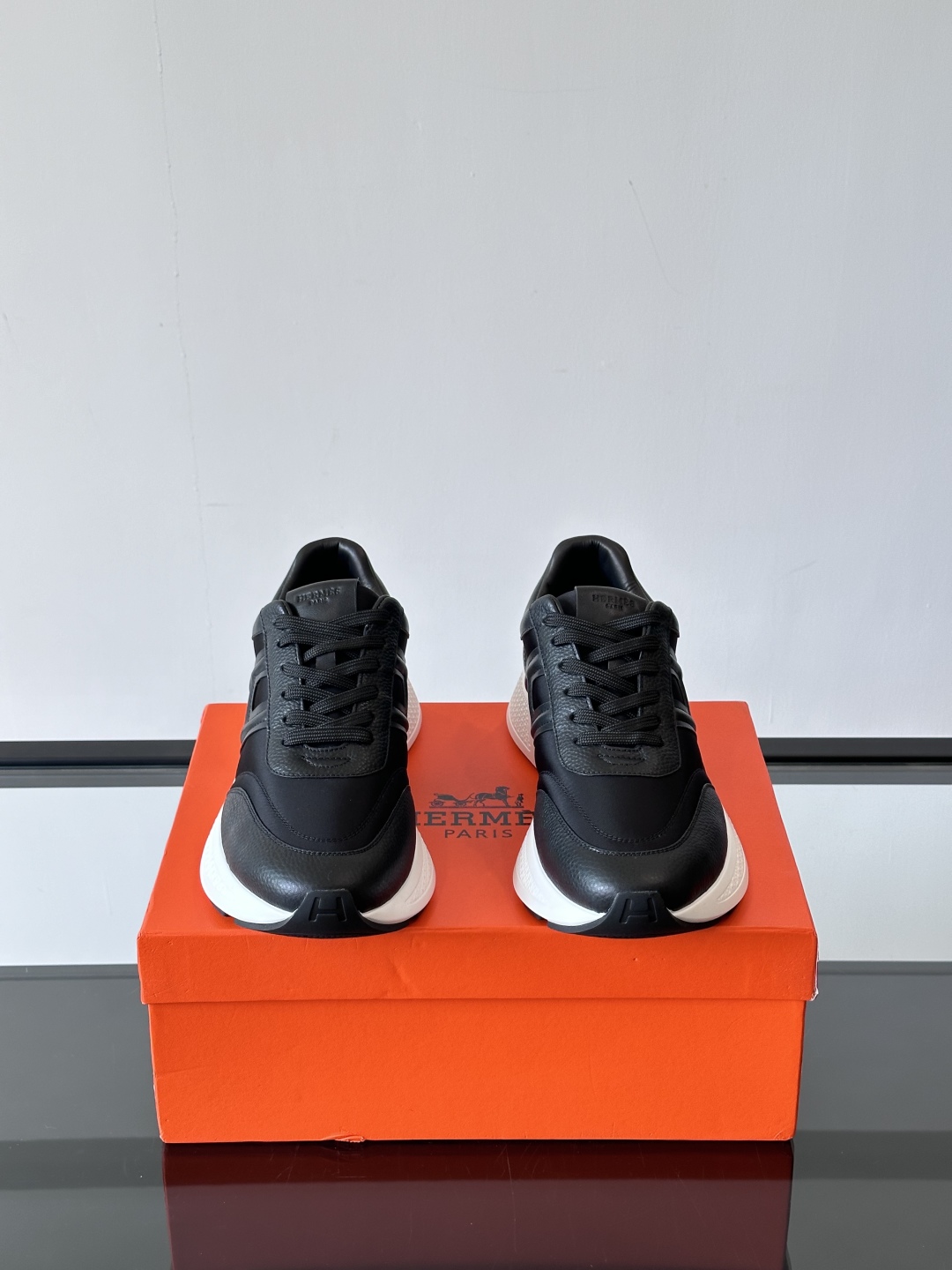 HERMES爱马仕Hugo厚底运动休闲男鞋👞这款运动鞋采用进口头层牛皮拼接科技布设计，对比色设计打造动感