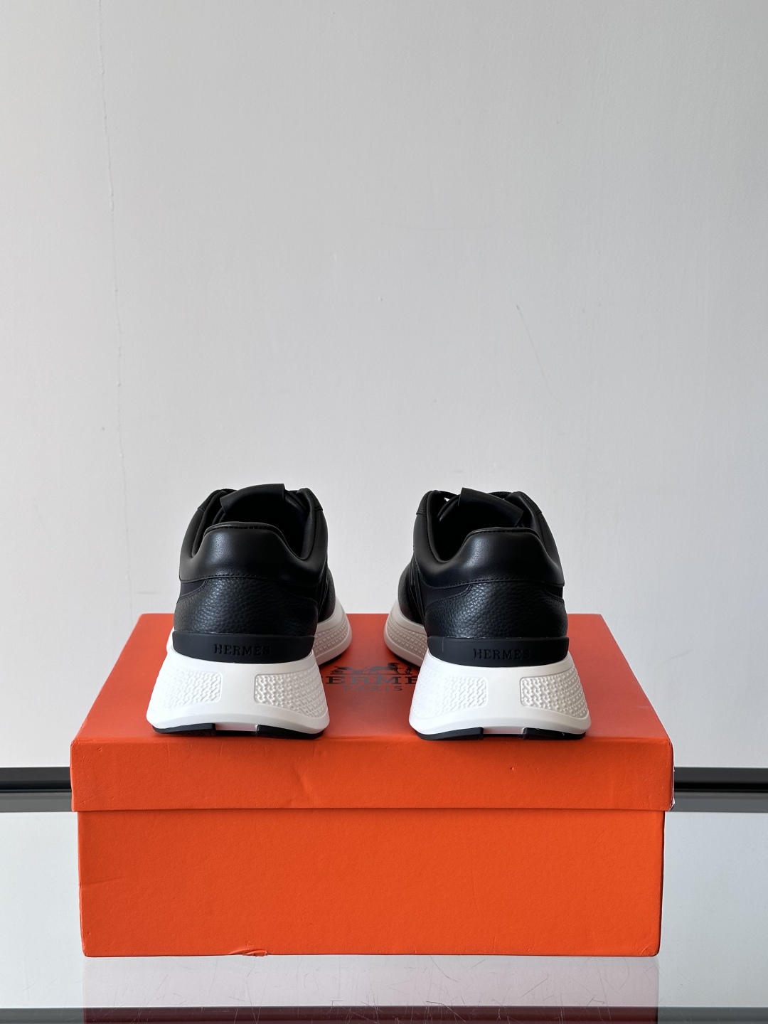 HERMES爱马仕Hugo厚底运动休闲男鞋👞这款运动鞋采用进口头层牛皮拼接科技布设计，对比色设计打造动感