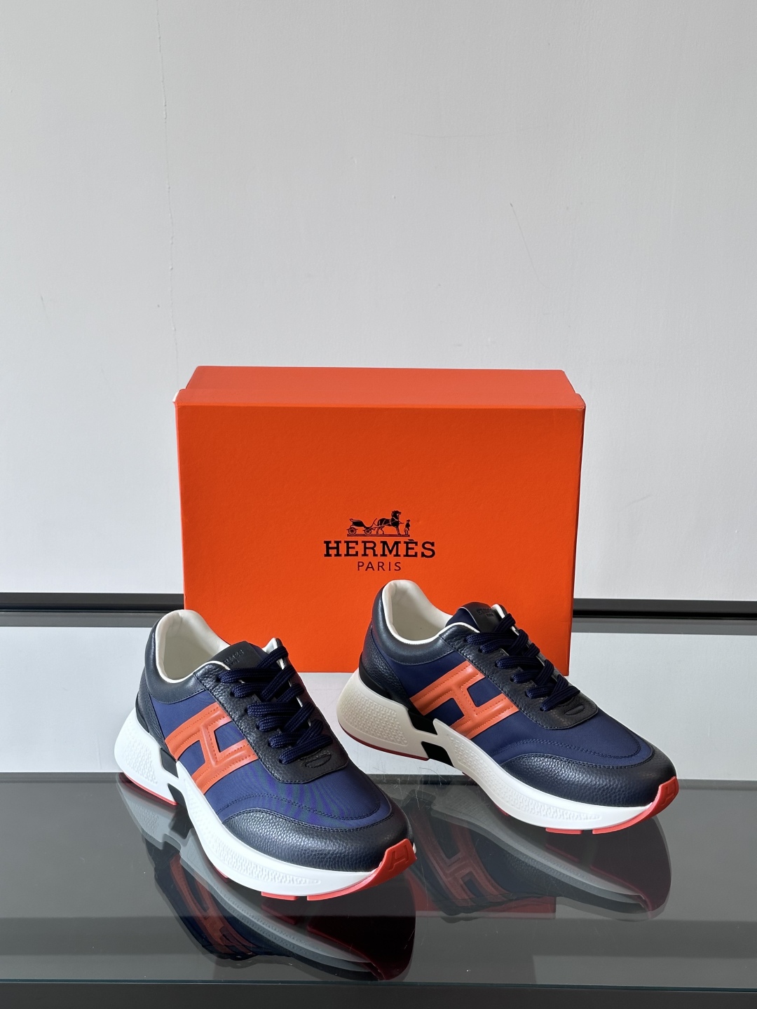 HERMES爱马仕Hugo厚底运动休闲男鞋👞这款运动鞋采用进口头层牛皮拼接科技布设计，对比色设计打造动感