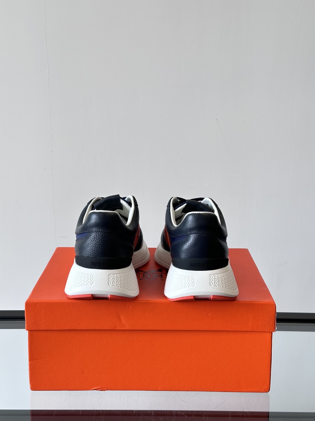 HERMES爱马仕Hugo厚底运动休闲男鞋👞这款运动鞋采用进口头层牛皮拼接科技布设计，对比色设计打造动感