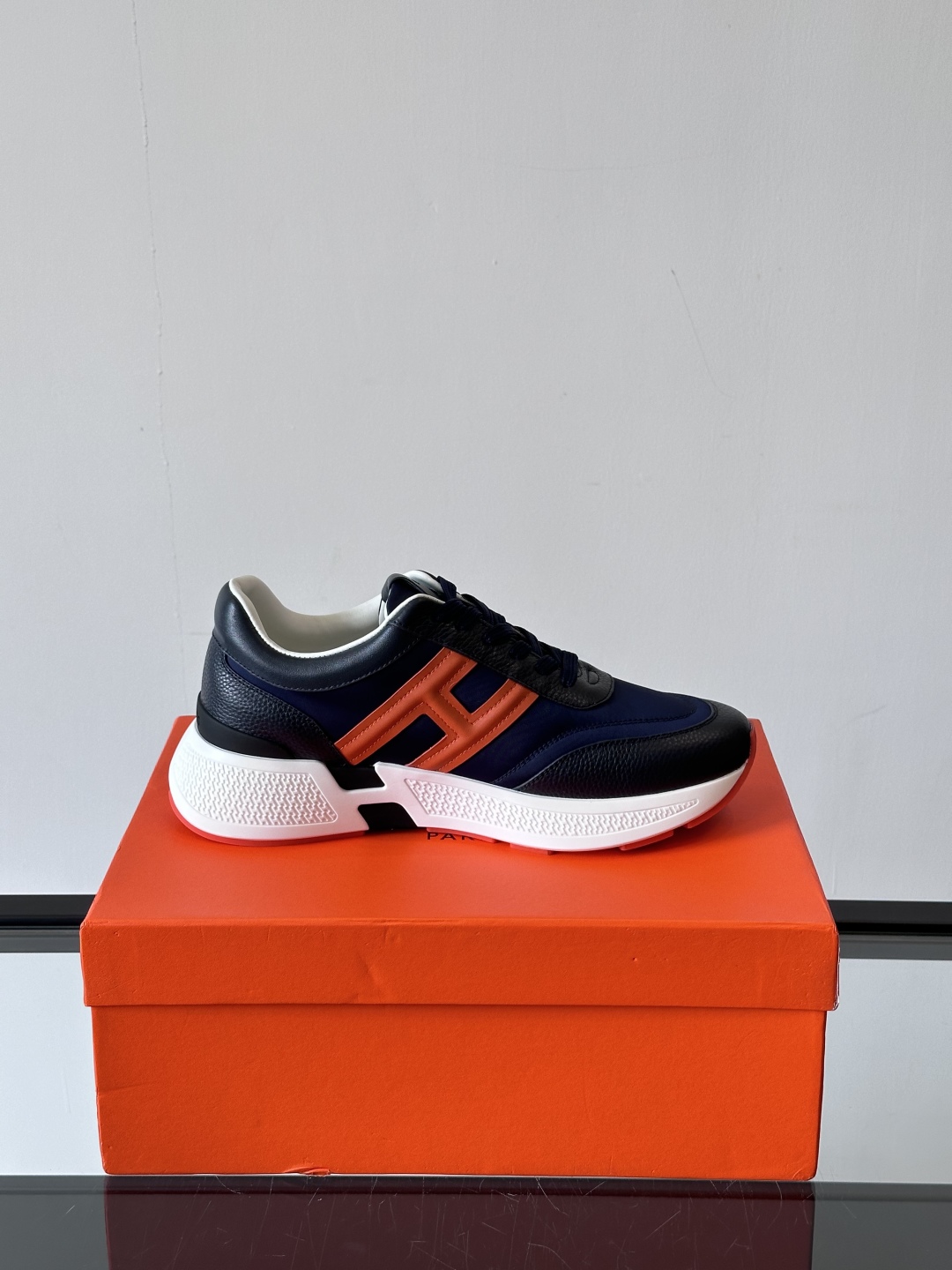 HERMES爱马仕Hugo厚底运动休闲男鞋👞这款运动鞋采用进口头层牛皮拼接科技布设计，对比色设计打造动感